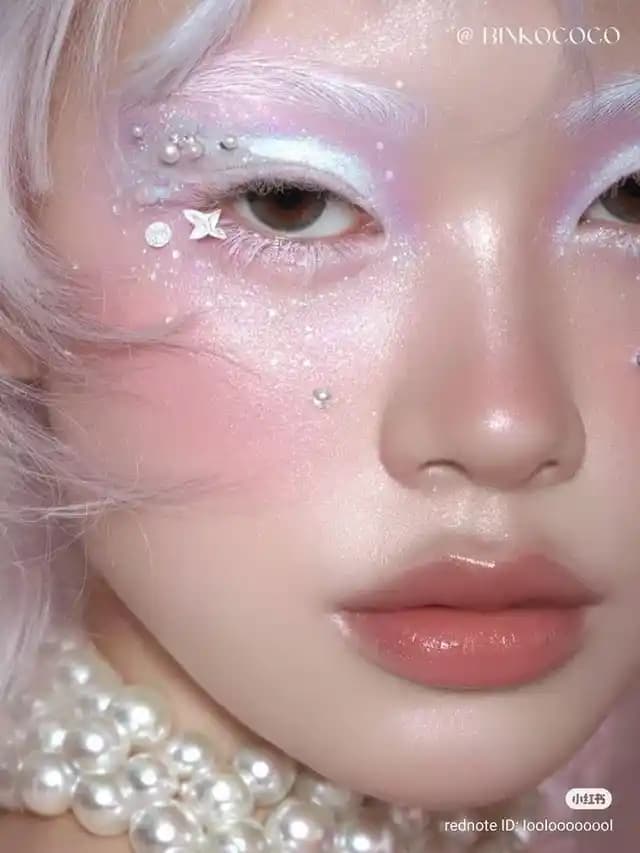 Ethereal ve İnci Parıltılı Makyaj Görünümleri İçin Ürün ve Teknik Rehberi