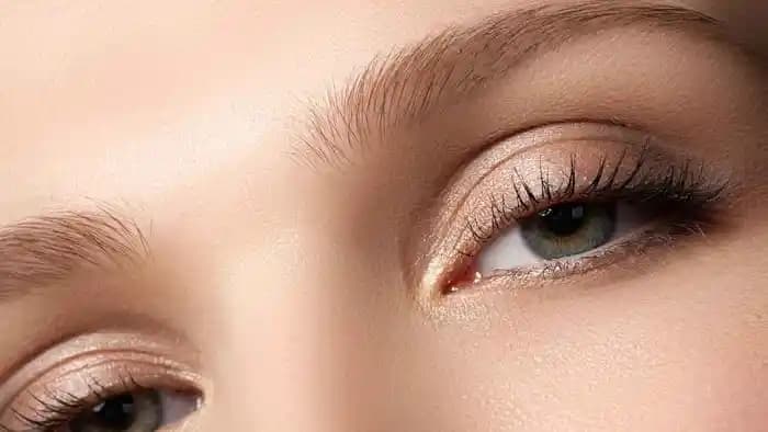 Kaş Açma Yöntemleri: Doğru Ürün Seçimi ve Soğuk Renk Tonlarıyla Kalıcı Sonuçlar