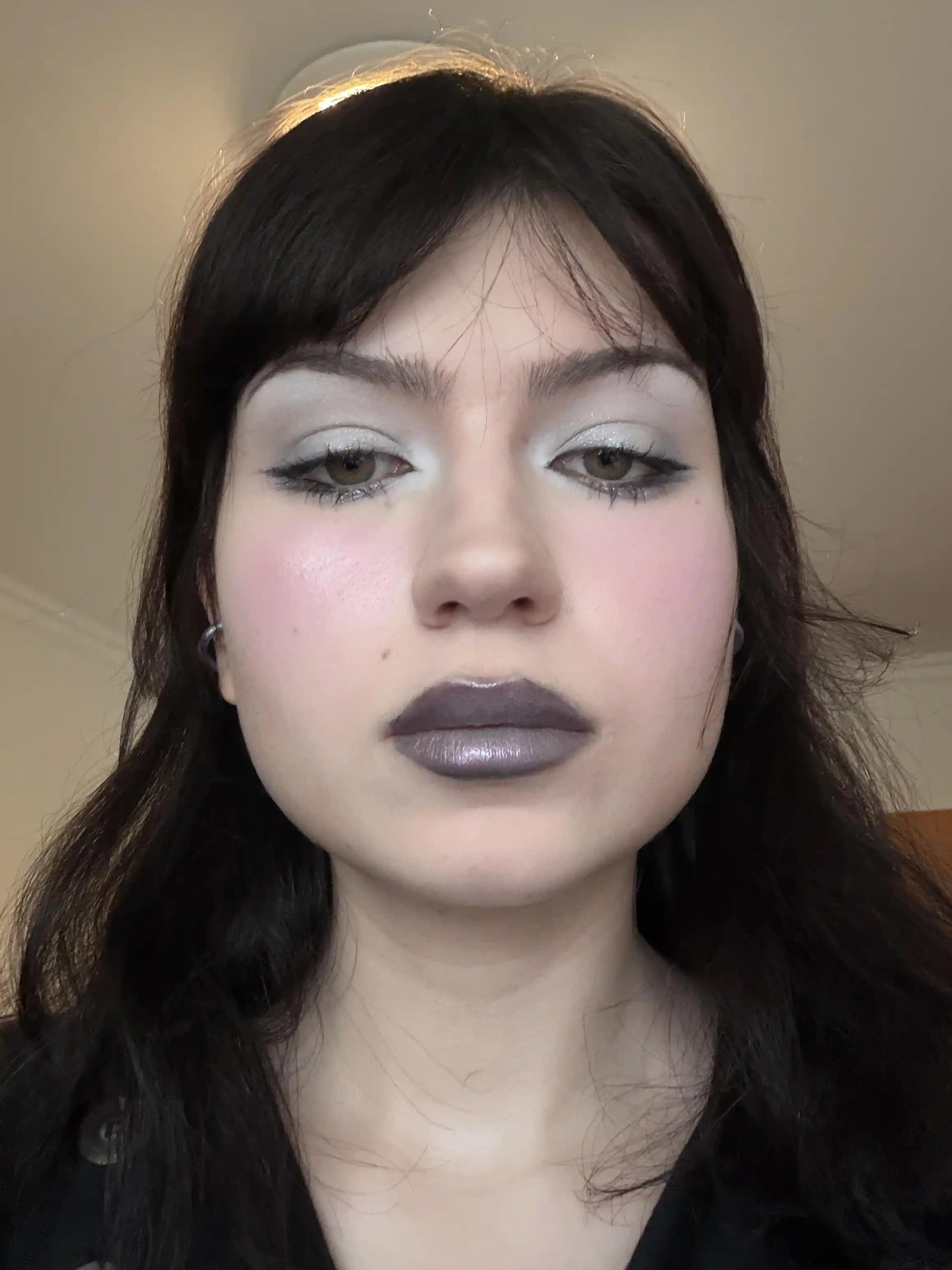 Monokrom Gri Makyajda L’Oréal Girlsnight Rujuyla Modern ve Nostaljik Stil Yaratımı