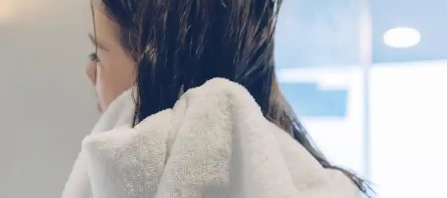 Saç Kurutma Yöntemleri: Hava ile Kurutma ve Hafif Isının Saç Sağlığına Etkileri