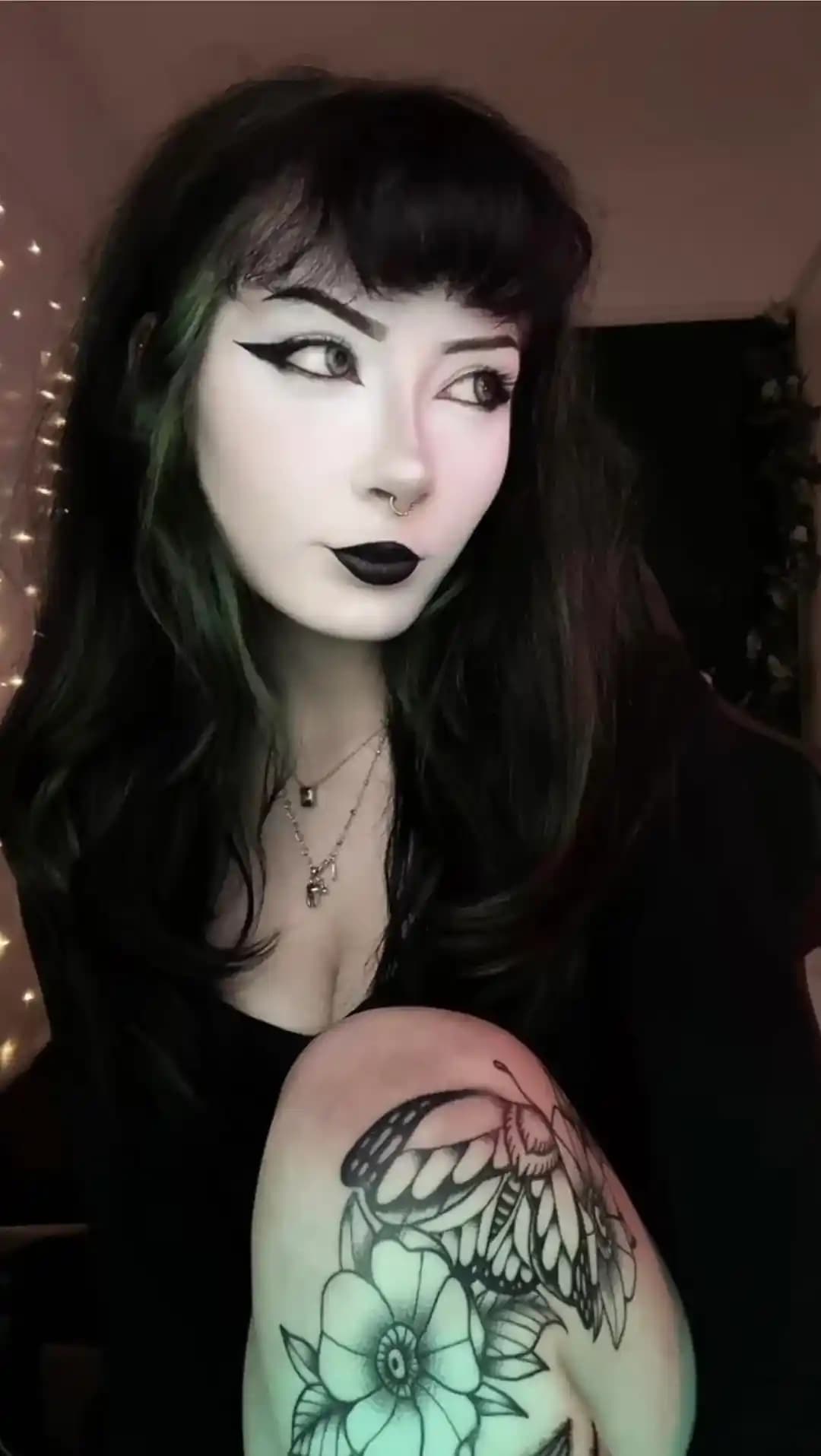 Soft Glam Goth Makyaj Stili: Ürün Seçimi ve Uygulama Teknikleriyle Estetik Görünüm