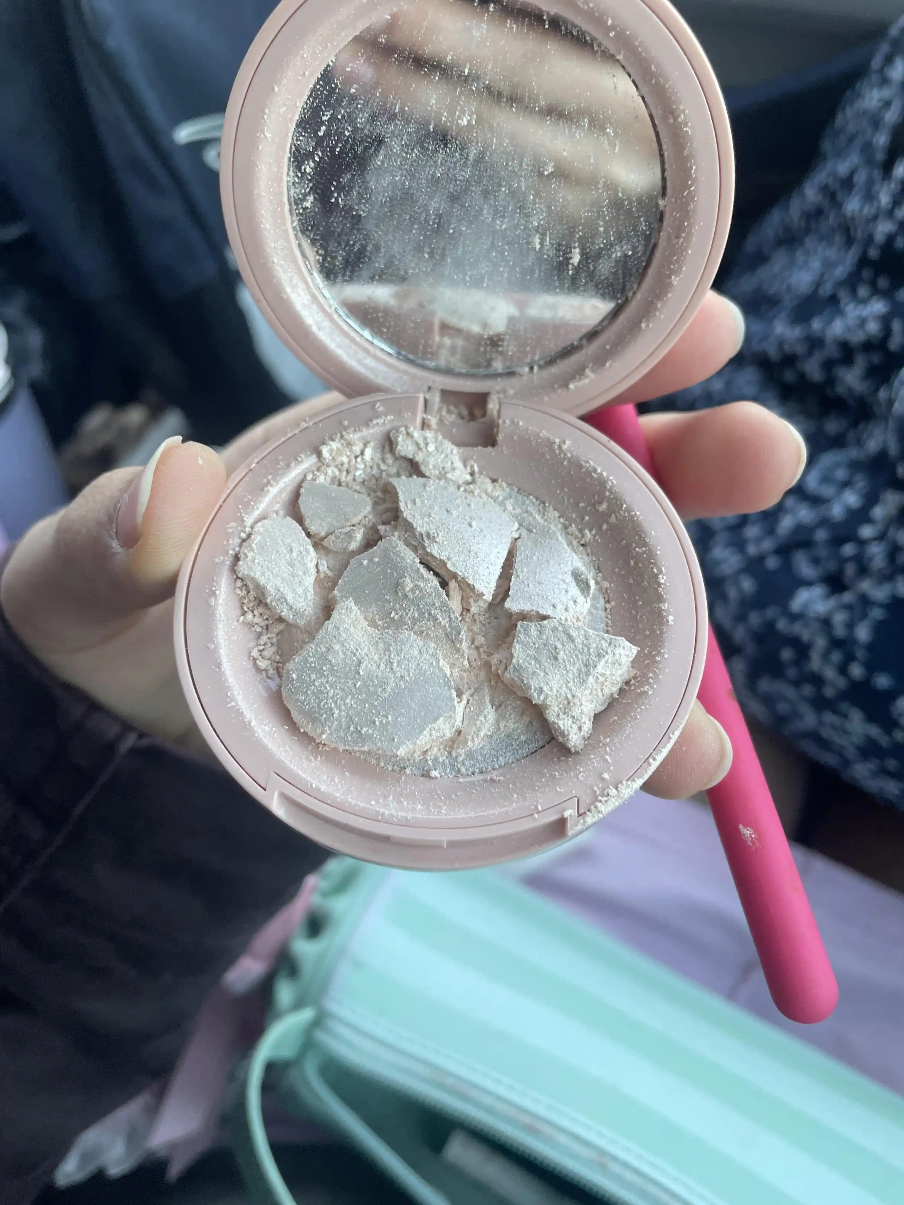 Kırılan Pudra ve Highlighter Ürünlerini İzopropil Alkol ile Onarma Yöntemleri ve Dikkat Edilmesi Gerekenler