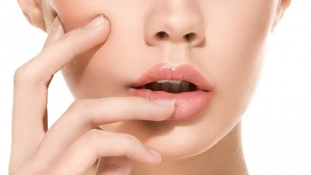 Kronik Kuru Dudakların Nedenleri ve Etkili Bakım Yöntemleri Üzerine Kapsamlı İnceleme