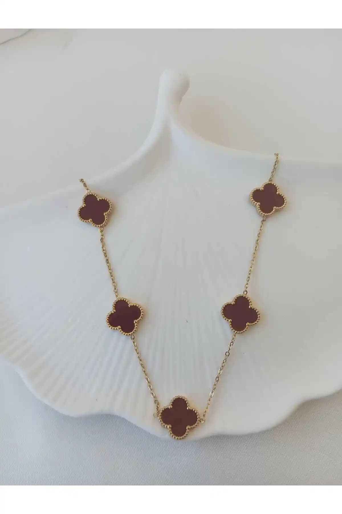 Mistik Aksesuar Bordo Renkli Gold Çelik Kolye: Şıklık ve Dayanıklılık Bir Arada