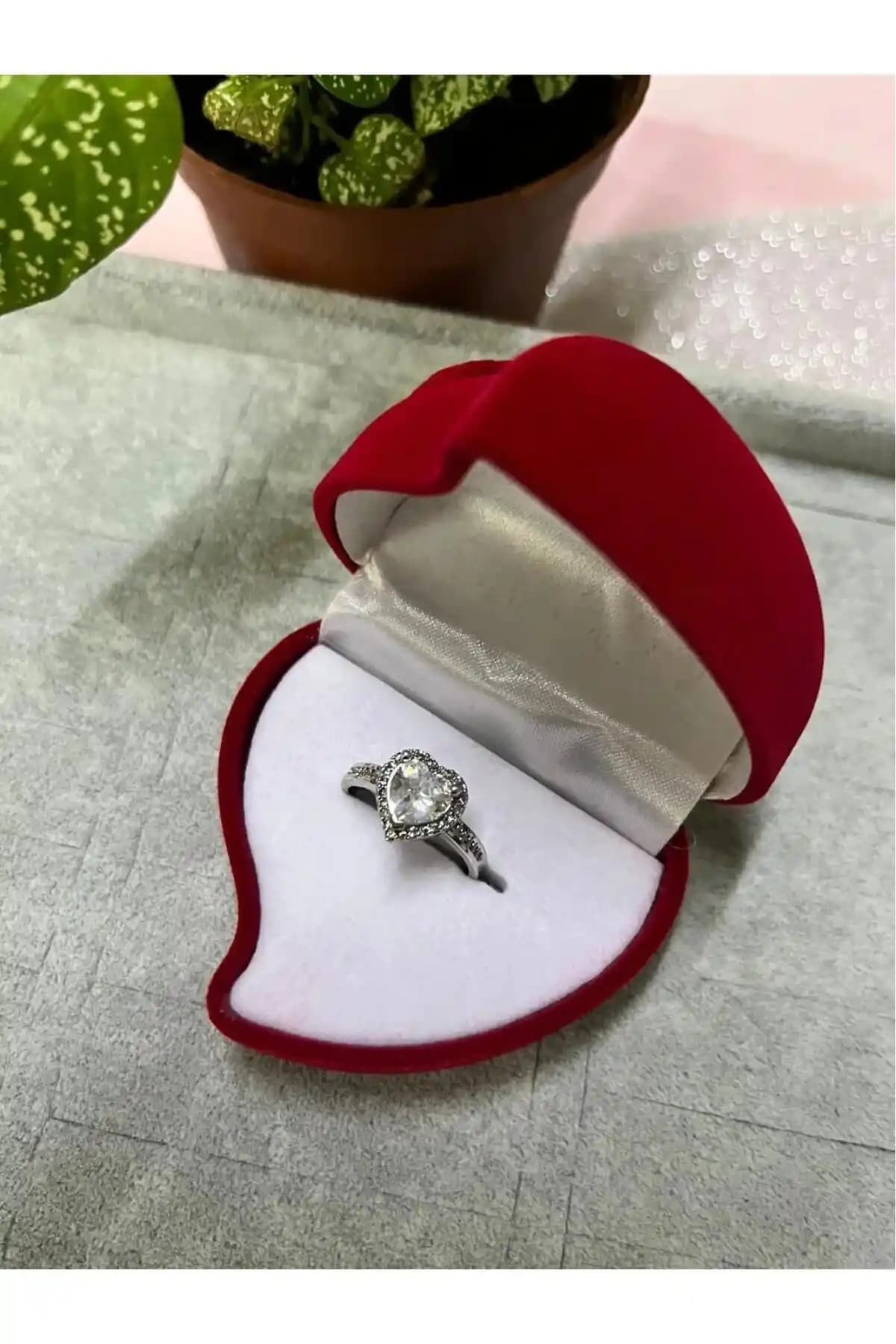 Sepetten Eve Kalpli Yüzük: Sevgililere Özel Şık ve Anlam Dolu Takı Tasarımı