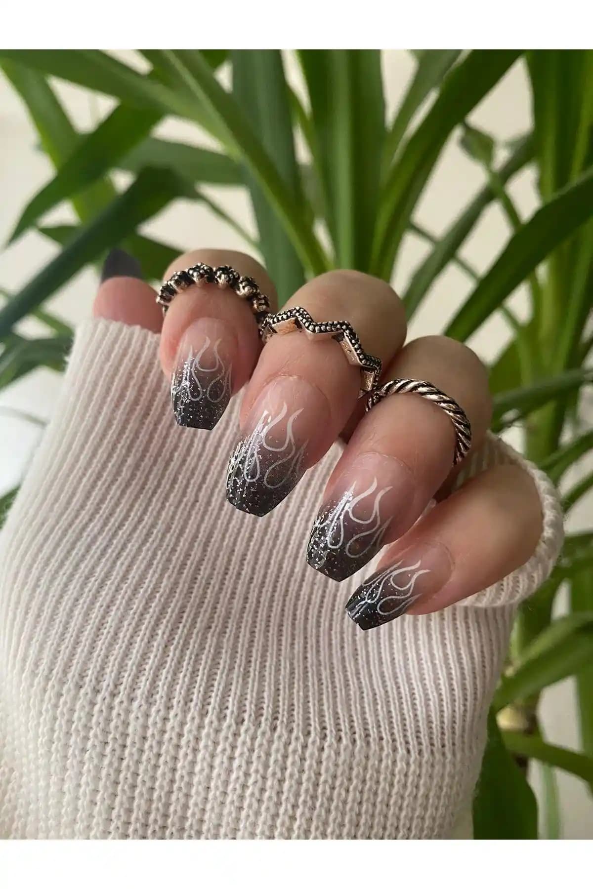 SYBELLE Kozmetik Siyah Simli Ateş Desenli Takma Tırnaklar Estetik ve Kolay Kullanım İmkanıyla