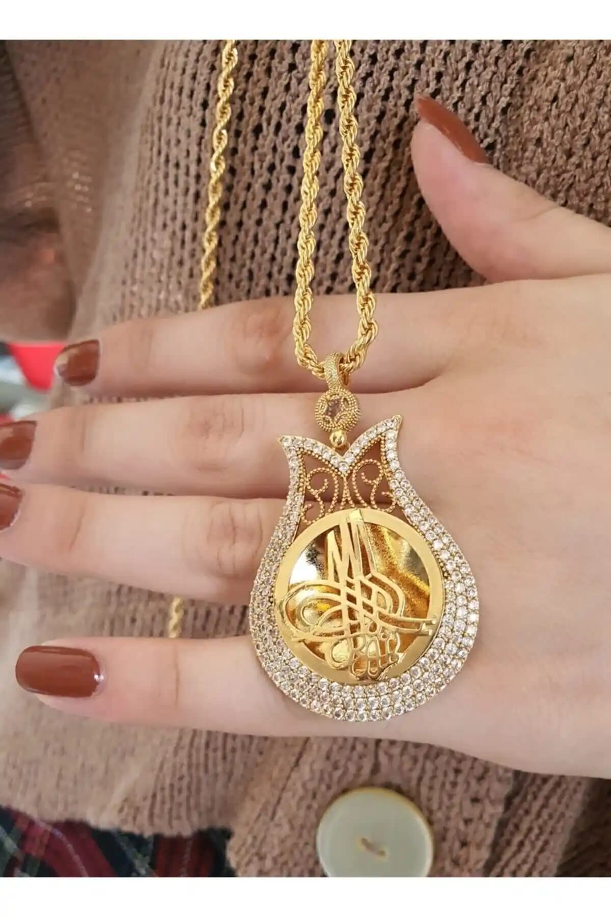 22 Ayar Altın Kaplama Zirkon Taşlı Tuğralı Kolye, Şık ve Zarif Tasarım Özellikleri