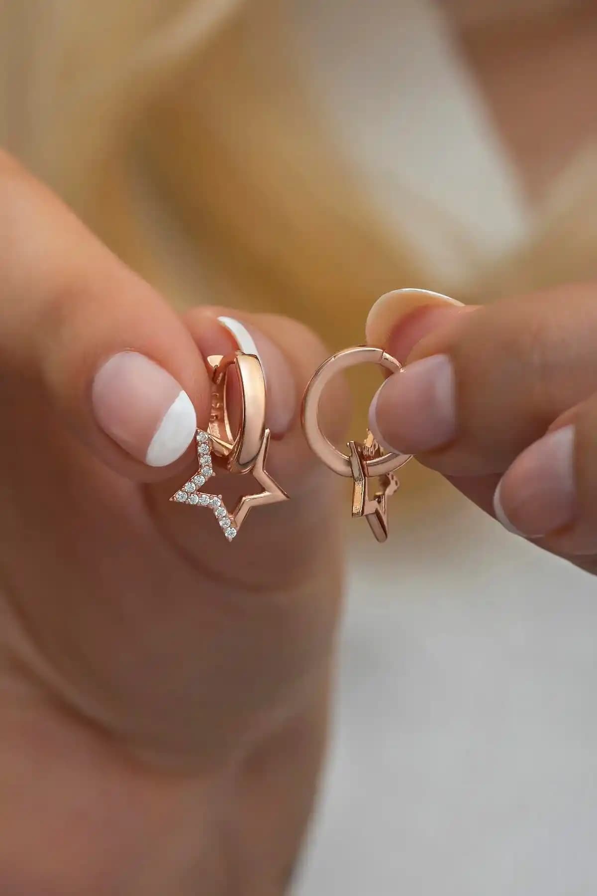 925 Ayar Gümüş Rose Gold Kaplama Yıldız Figürlü Modern Küpe - Zarif ve Şık Tasarım