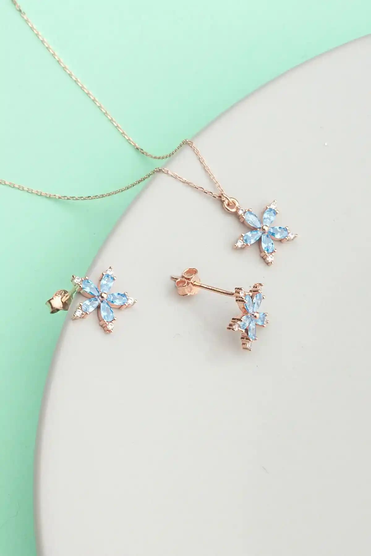 925 Ayar Gümüş Takı Setleri Karşılaştırması: Nergis Çiçeği ve Kalp Tasarımı