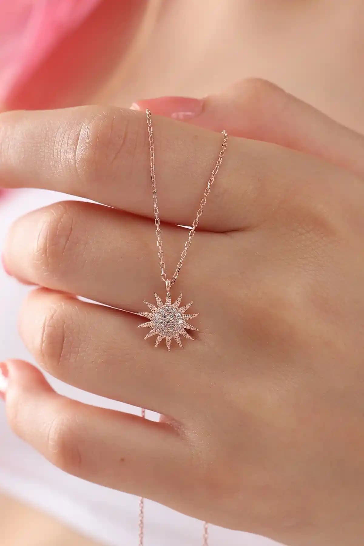 925 Ayar Gümüş Zincirli Rose Kaplama Güneş Modeli Kolye - Zarif ve Dayanıklı Tasarım