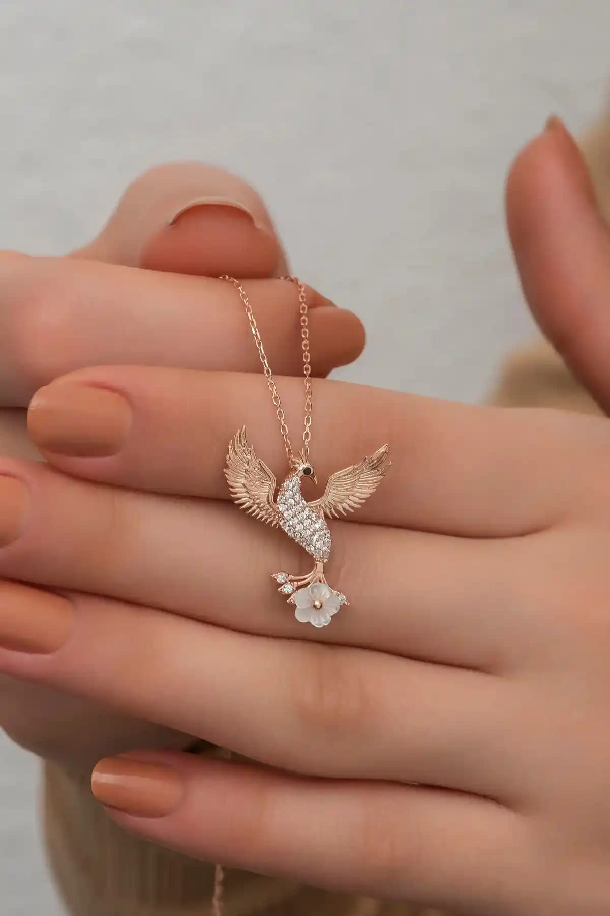 925 Ayar Gümüş Zümrüdü Anka Kuşu ve Manolya Çiçeği Detaylı Kolye