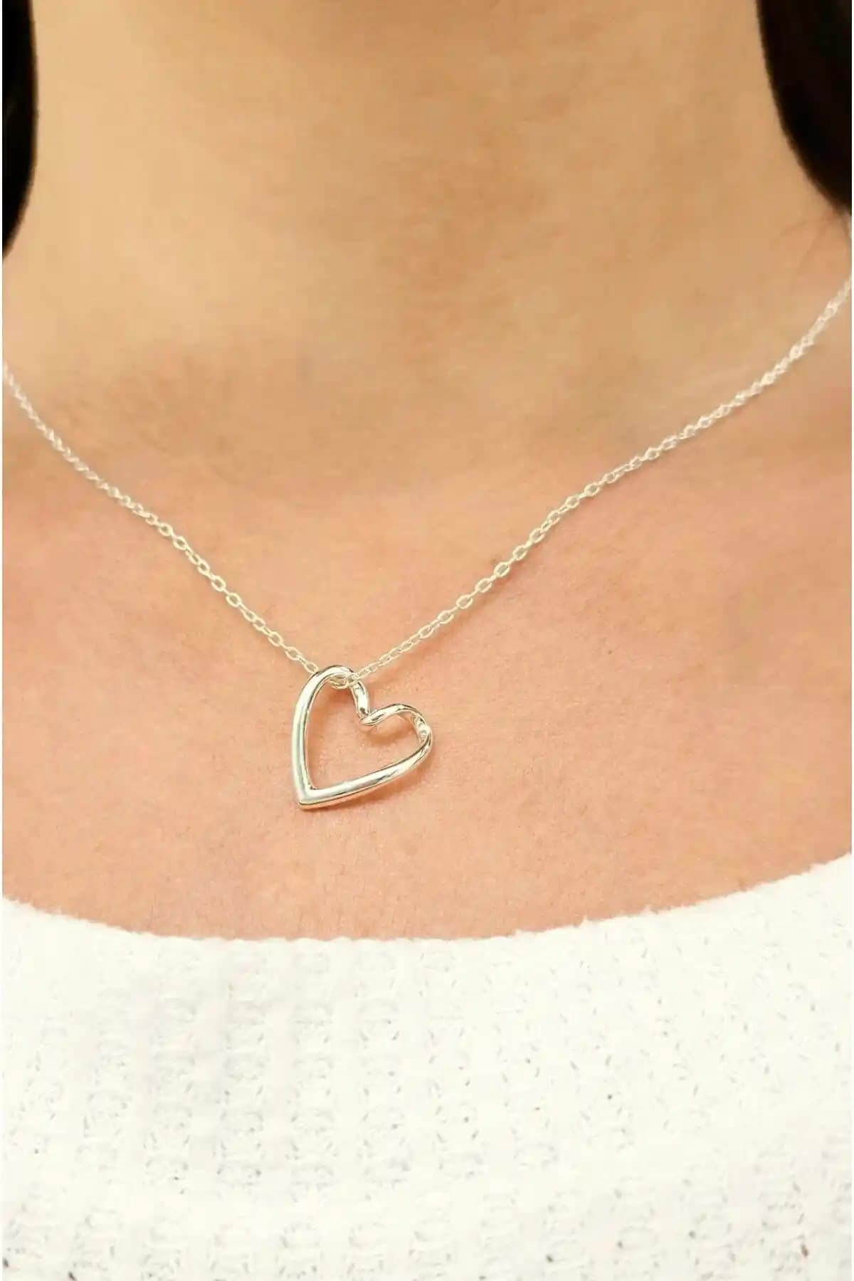 Açıklayıcı ve Profesyonel Bakış Açısıyla Paslanmaz Çelik Kalp ve Burgu Motifli Zincir Kolye İncelemesi