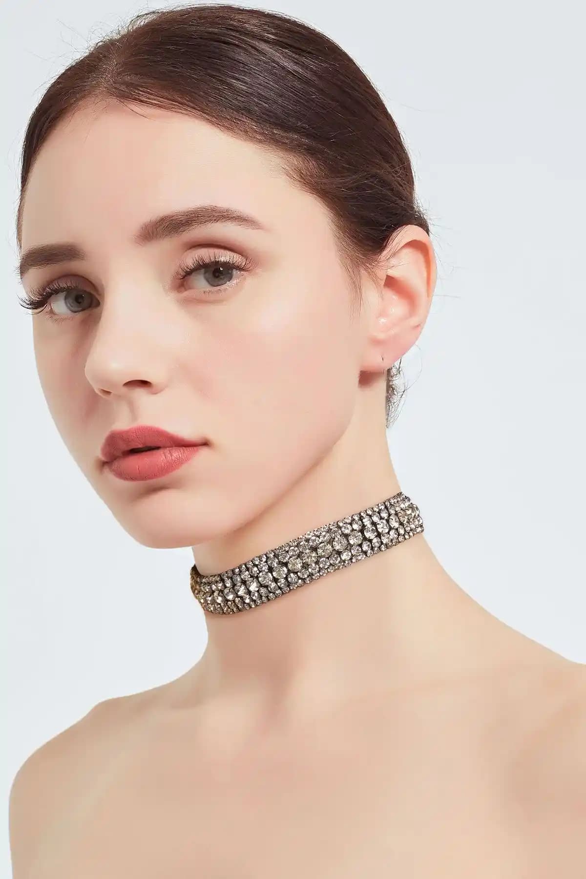 Afrodit Gunbaz Kadın Taşlı Siyah Choker Kolye Şıklık ve Zarafetin Modern Yansıması