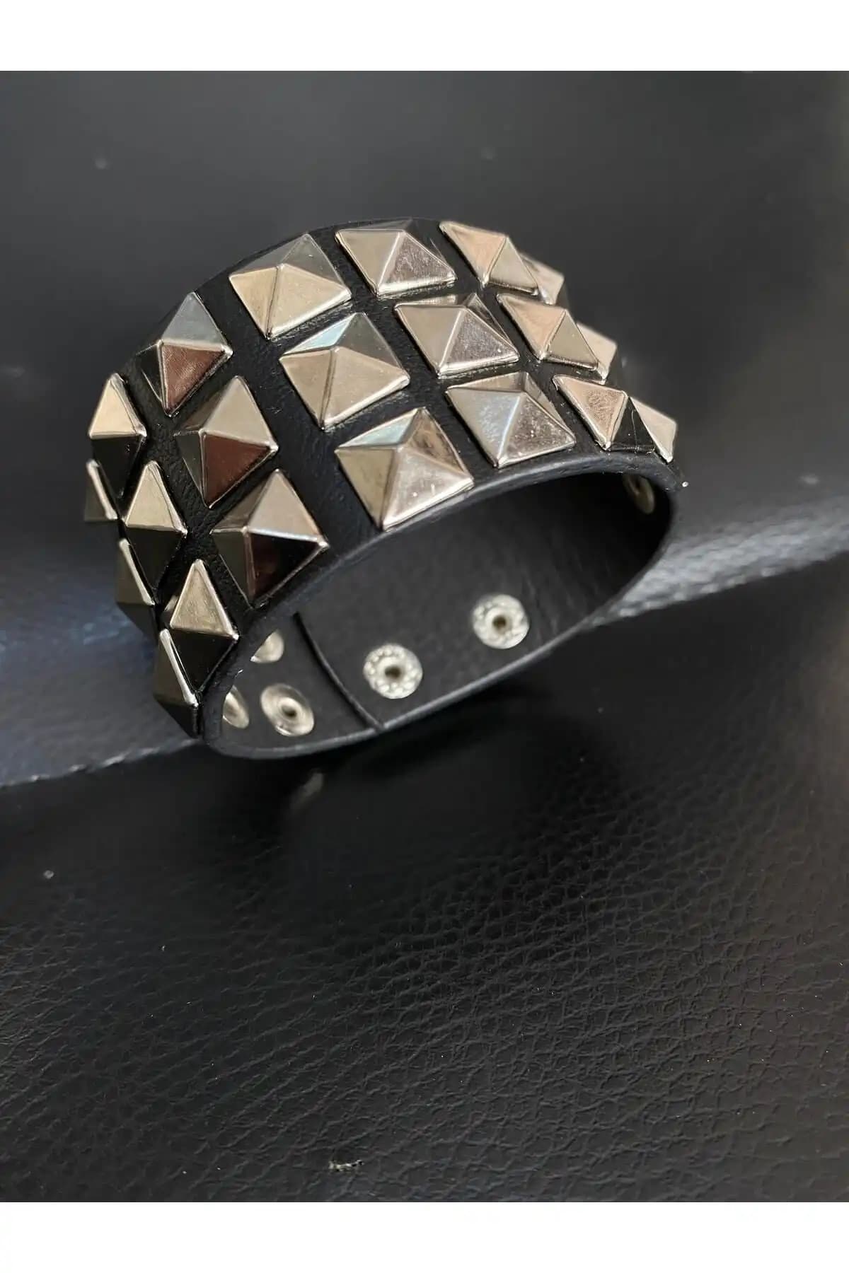 Aksabeltchokers 4 cm Üç Sıralı Piramit Gothic Metalci Bileklik: Modern ve Şık Tasarım