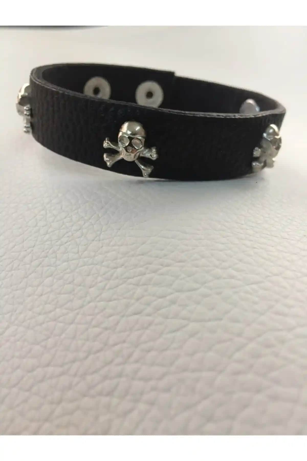 Aksabeltchokers Kuru Kafalı Deri Bileklik Modern ve Şık Tasarım