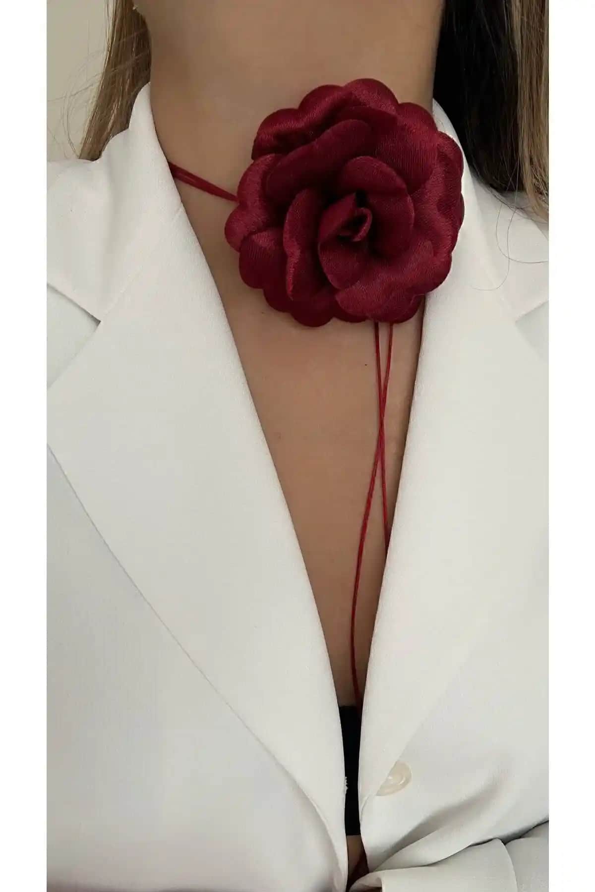 Alâ Atelier Bağcıklı Kumaş Çiçek Choker Kolye Modern ve Zarif Tasarımıyla Öne Çıkar