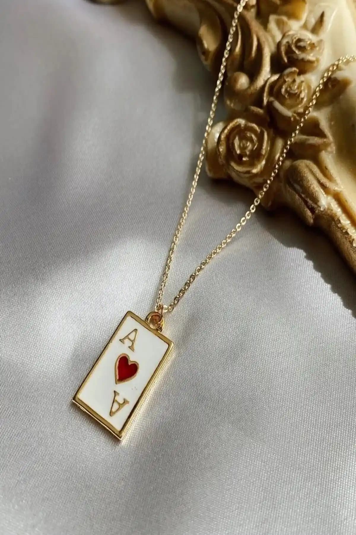 Alexis Carrel Kadın Kolye Karşılaştırması: Diktörtgen ve Kovboy Çizme Tasarımları