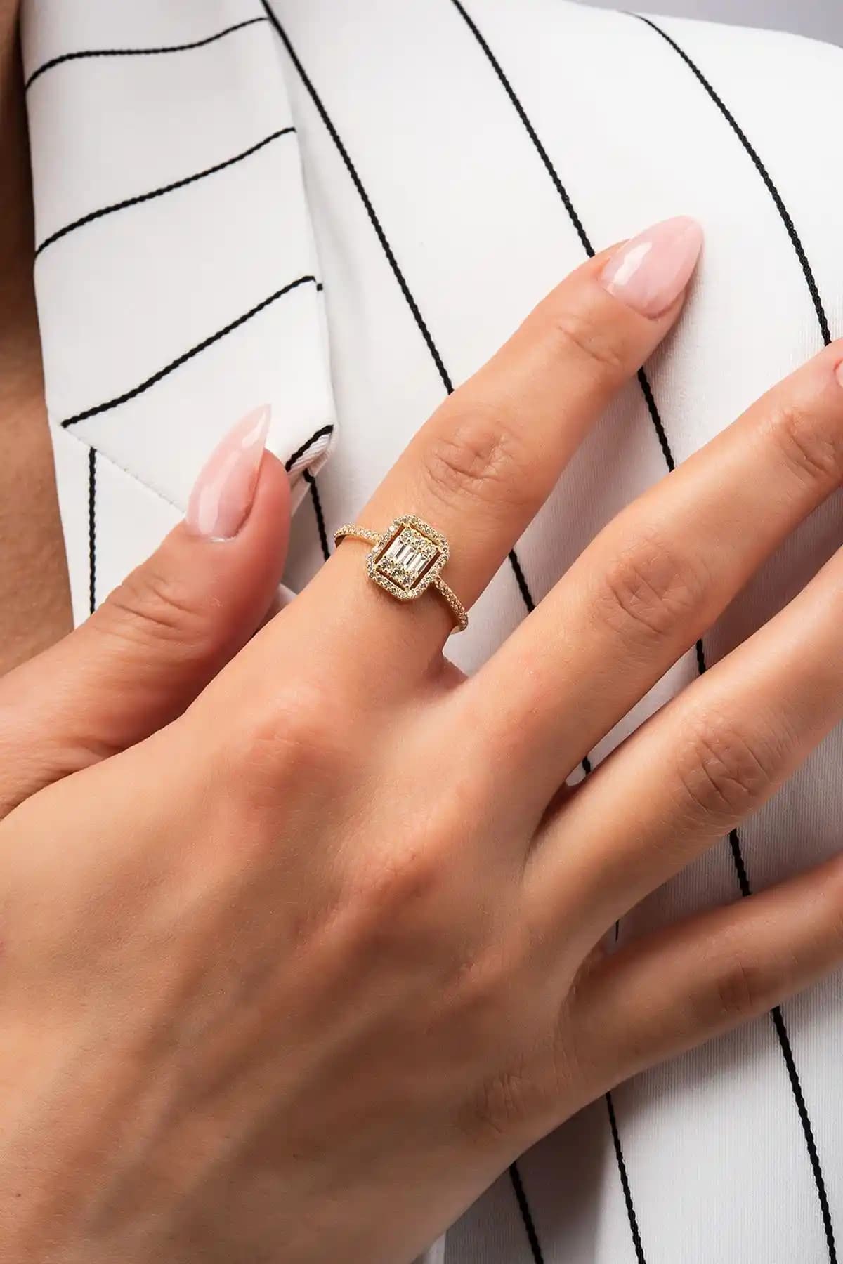 Altınaşkı Baget Tektaş Altın Yüzük: Zarafet ve Şıklık Sunan Modern Takı Seçeneği