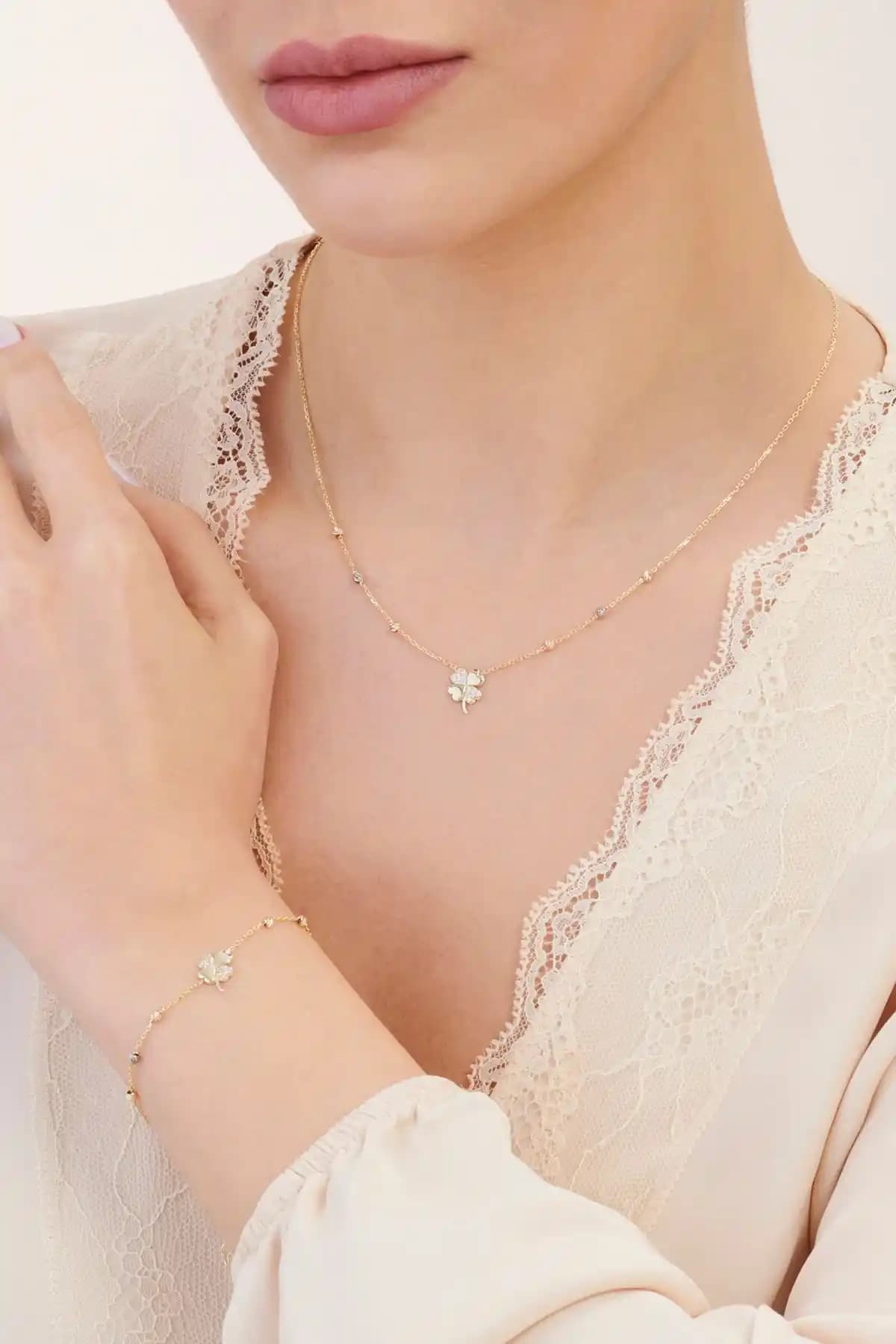 Altınbaş Altın Yonca Kolye ve Bileklik Seti Şıklık ve Uğur Sembolü ile Zarif Tasarım