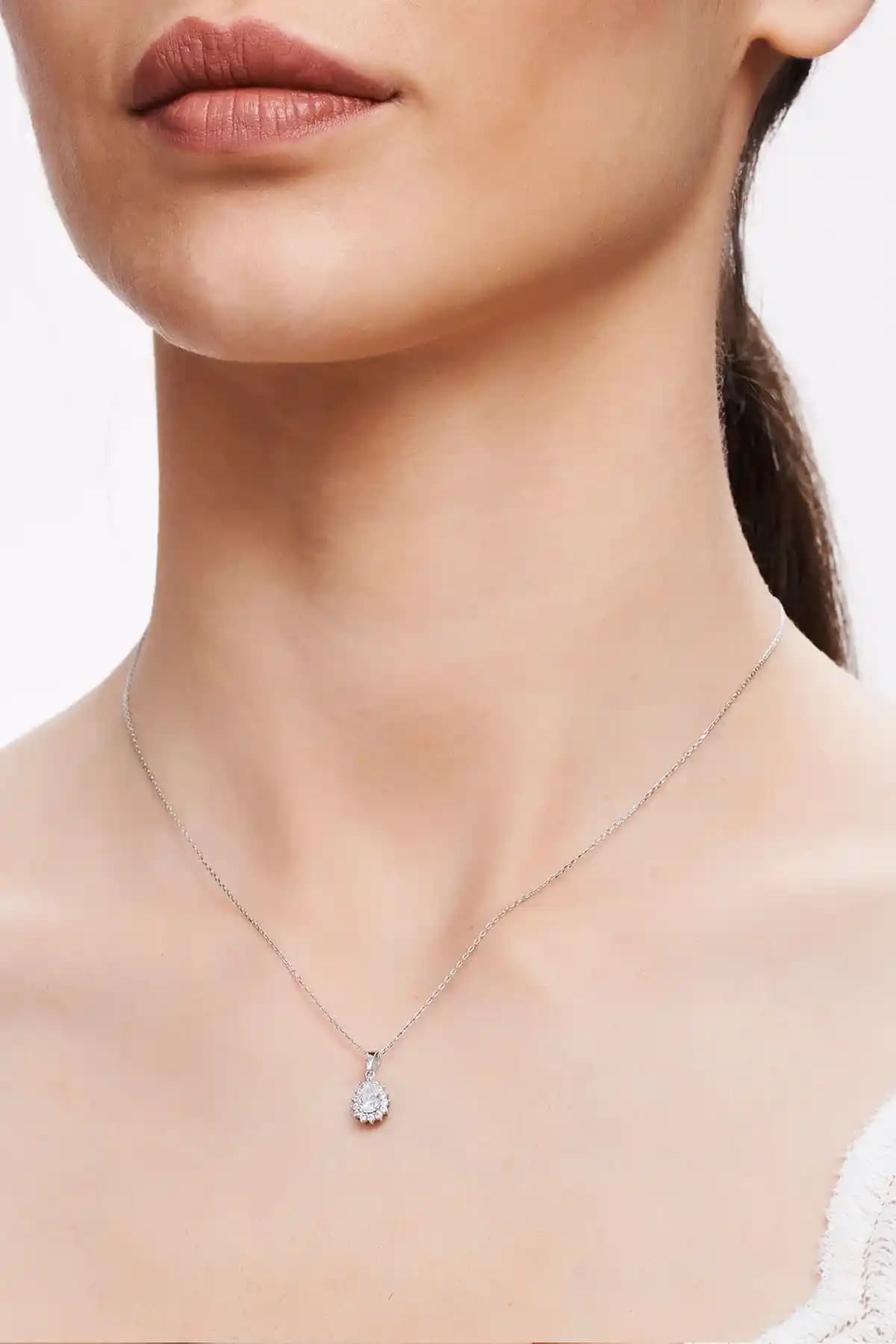 Altınbaş Damla Kolye: Şık ve Zarif Tasarımıyla Günlük ve Özel Kullanım İçin Uygun