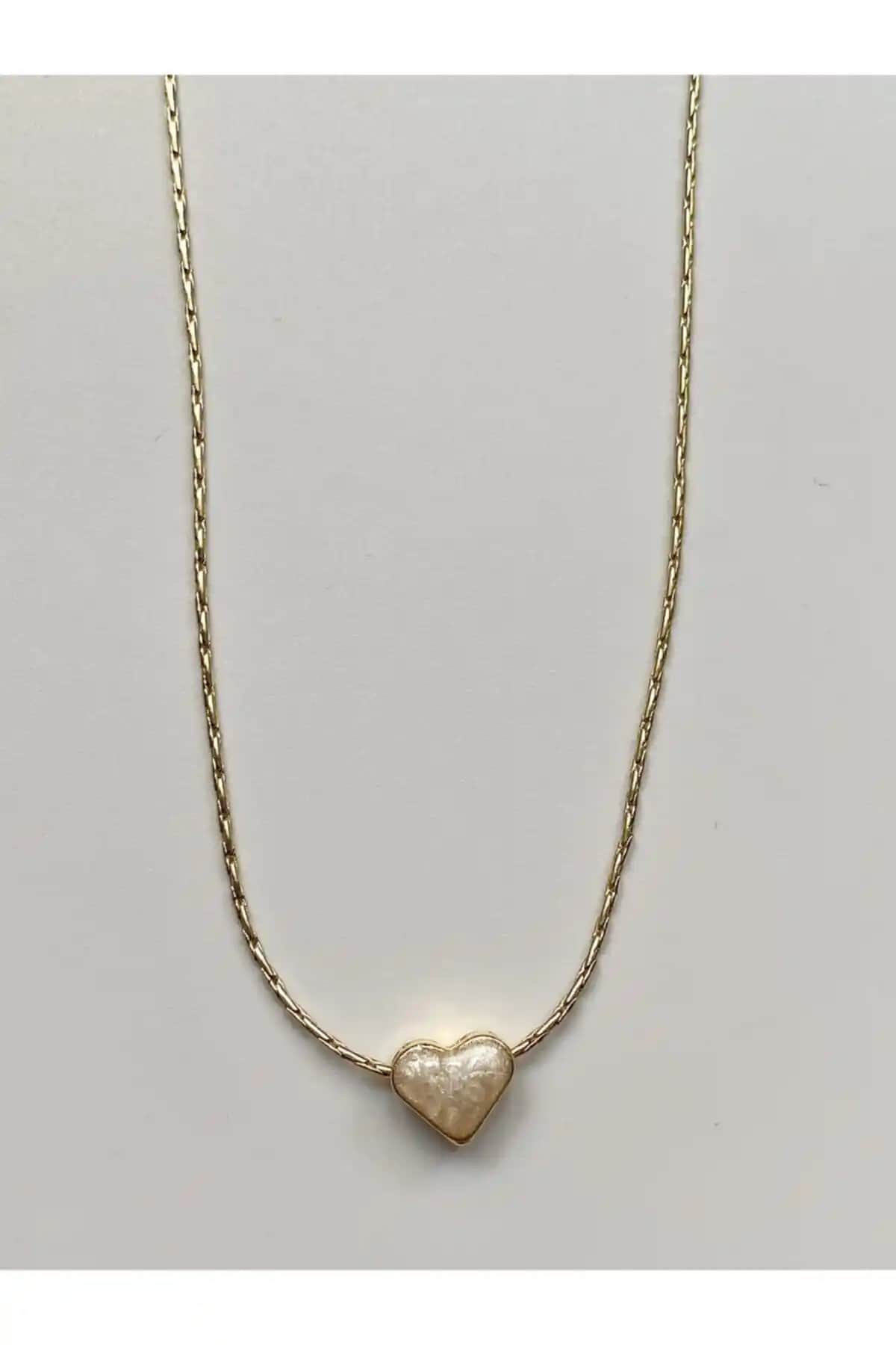 Alya Jewelry Altın Kaplama Mineli Beyaz Kalp Kolye Şıklık ve Zarafetin Modern Yansıması