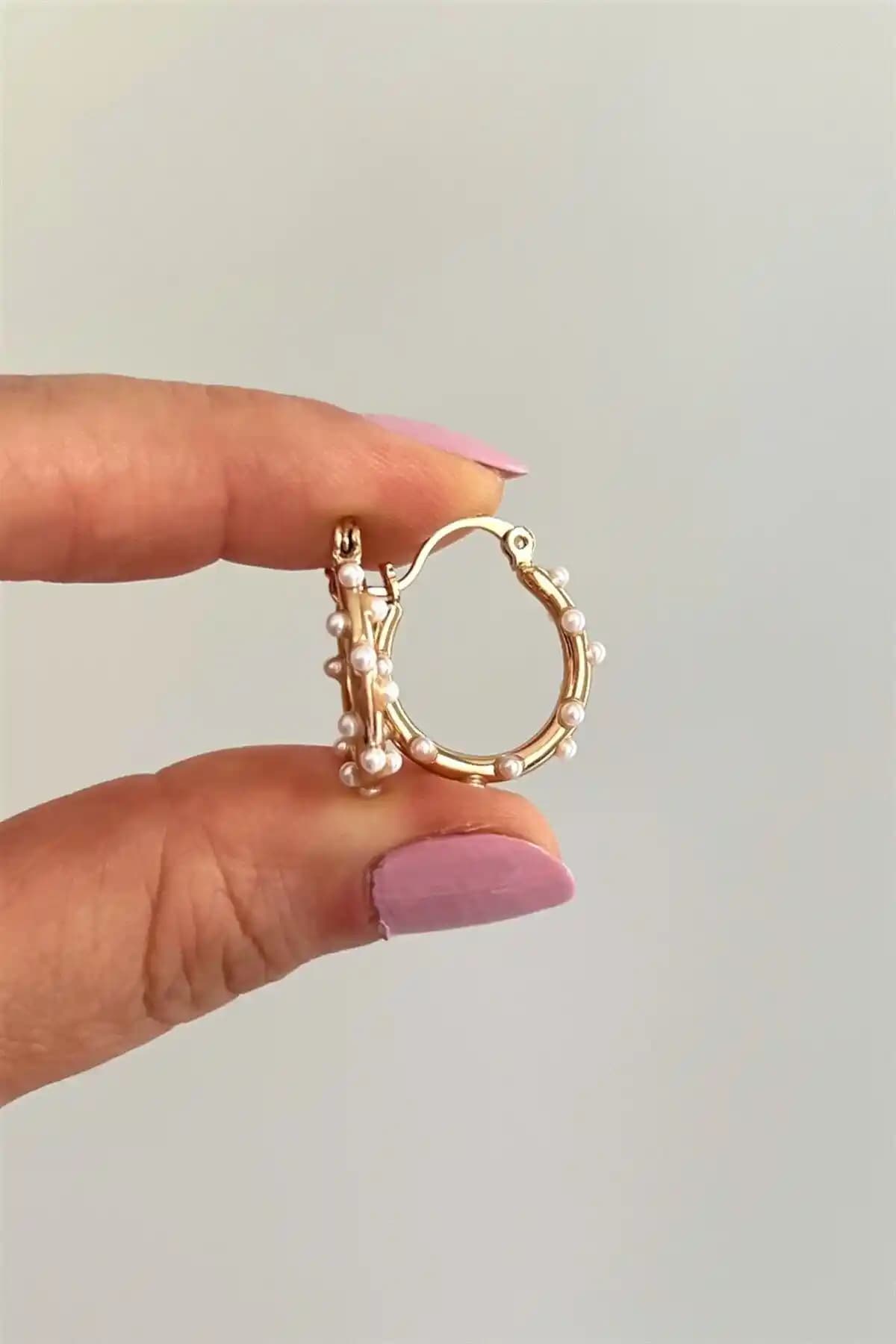 ANOR ACCESSORIES İncili Vintage Halka Küpe Çifti: Şıklık ve Zarafetin Modern Yorumu