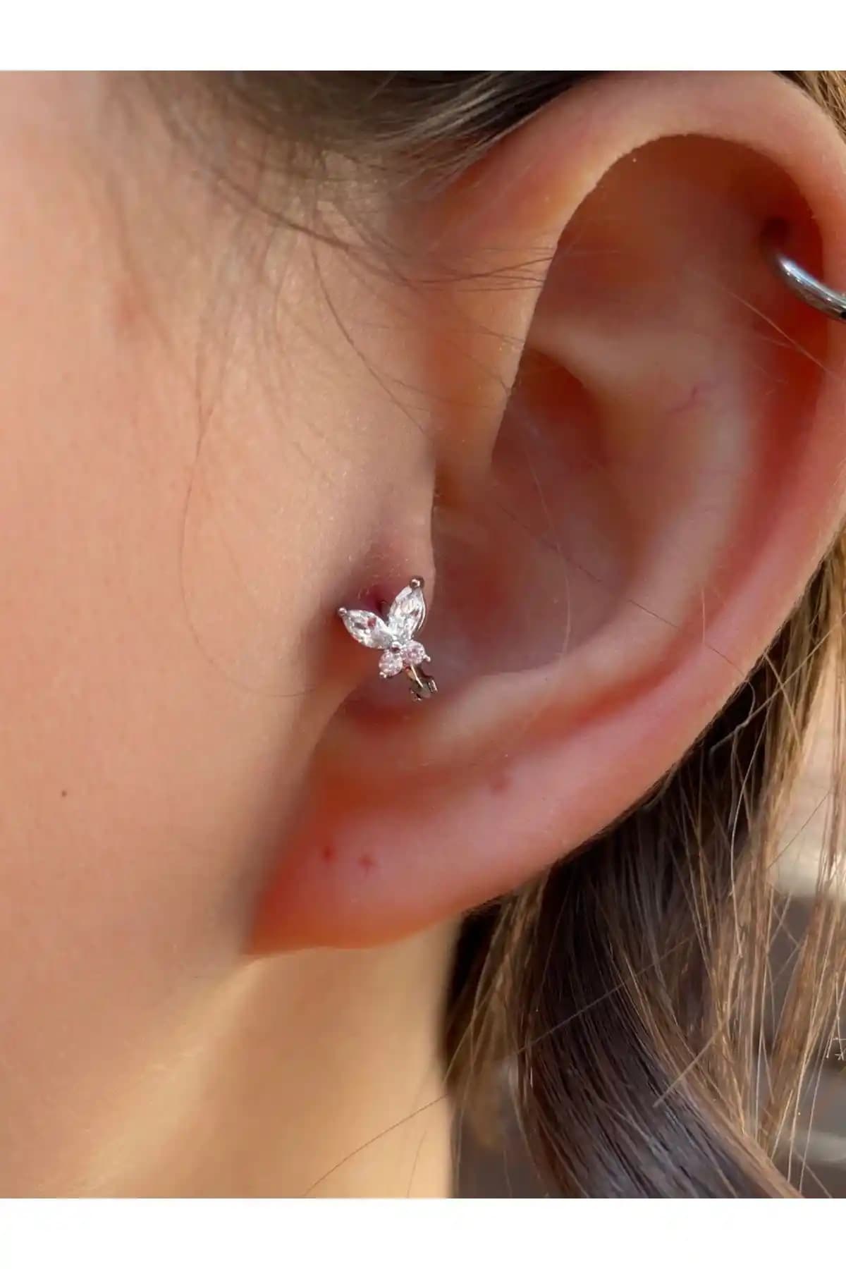 Arescollection Cerrahi Çelik Kelebek Tragus Piercing ile Şıklık ve Dayanıklılık