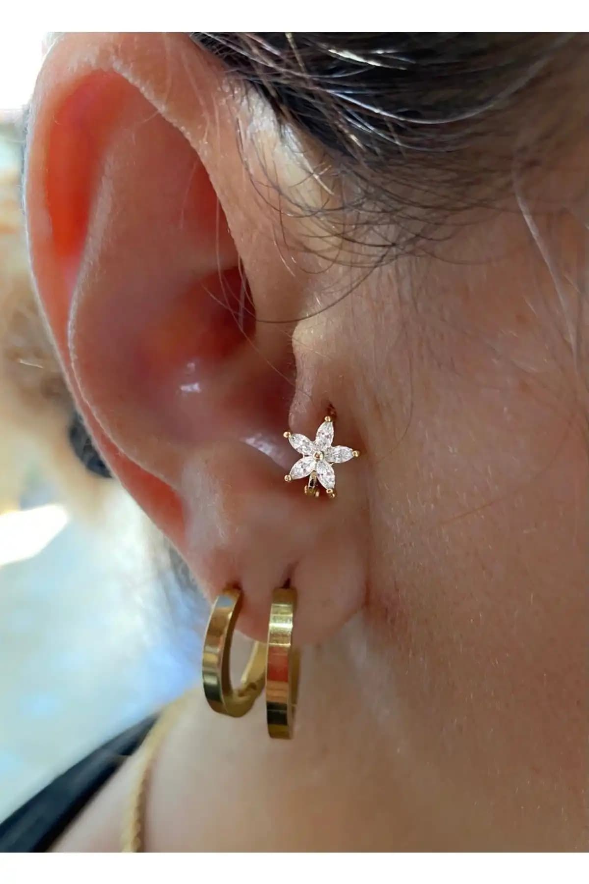 Arescollection Cerrahi Çelik Mini Halka Piercing: Modern ve Şık Kulak Aksesuarı