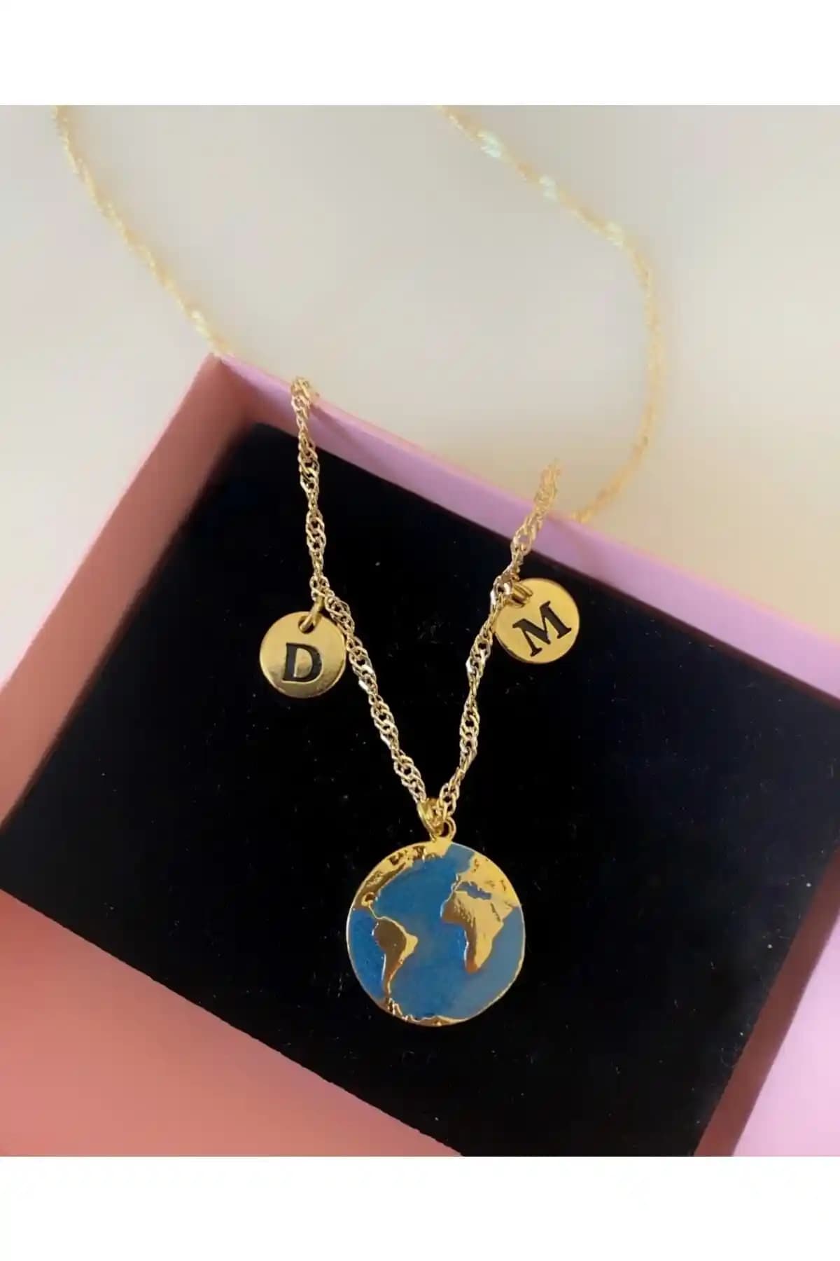 Asia by Leuvoié Çift Harfli Dünya Kolye: Şık ve Anlamlı Altın Kaplama Takı Seçenekleri