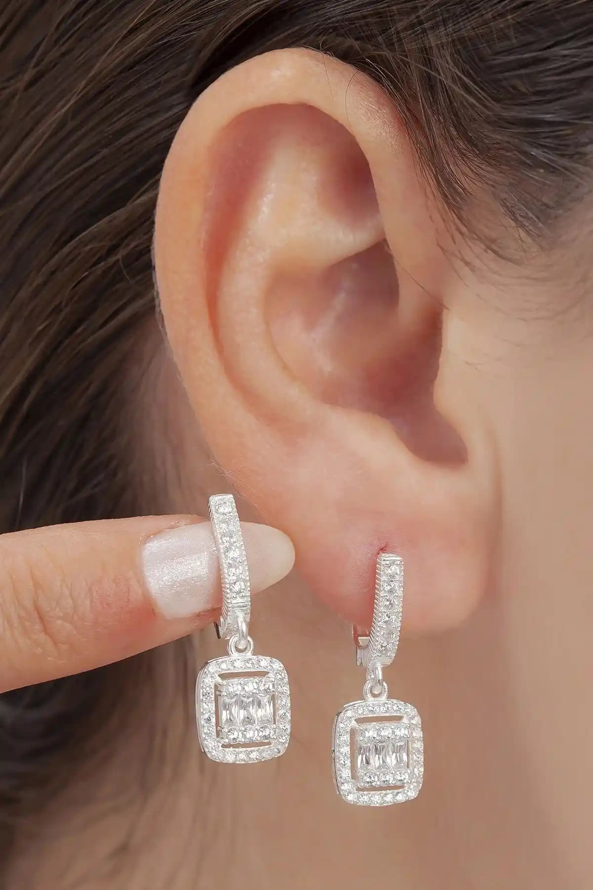 ATS Silver Kadın Gümüş Baget Taşlı Küpe Şıklık ve Kalitenin Buluşması