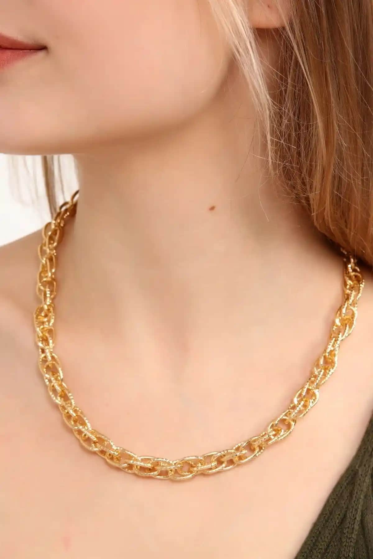 AURRARİ Kadın Altın Kaplama Desenli Zincirli Choker Kolye Modern ve Zarif Tasarım