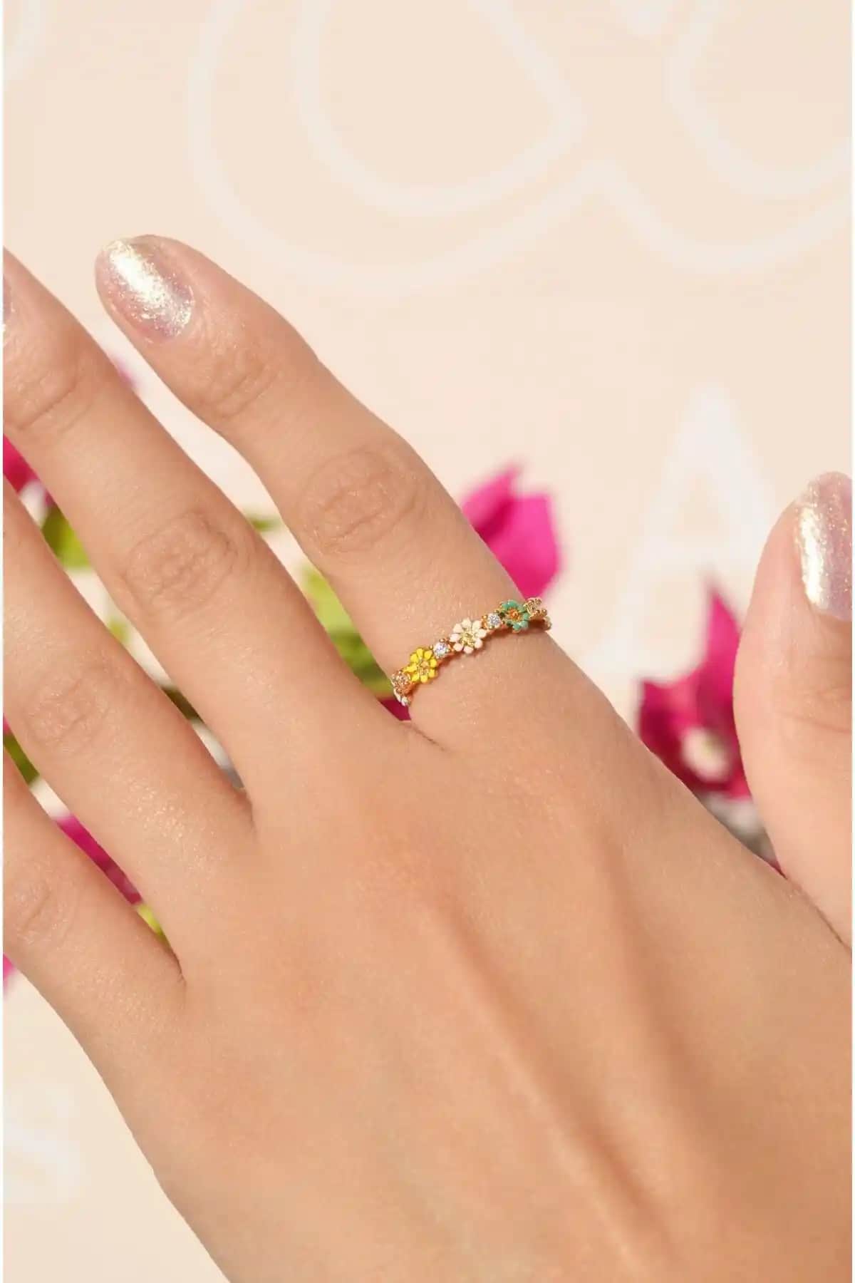 Bahar Temalı Renkli Çiçek Eklem Yüzüğü Sacce Scarves & Accessories ile canlılık katın