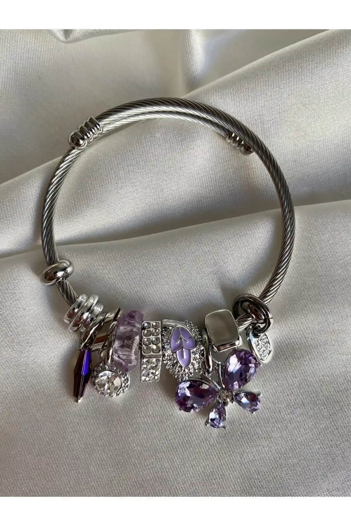 Bee Çelik Charm Bileklik: Modern Tasarım ve Dayanıklılığı Bir Arada Sunan Şık Aksesuar