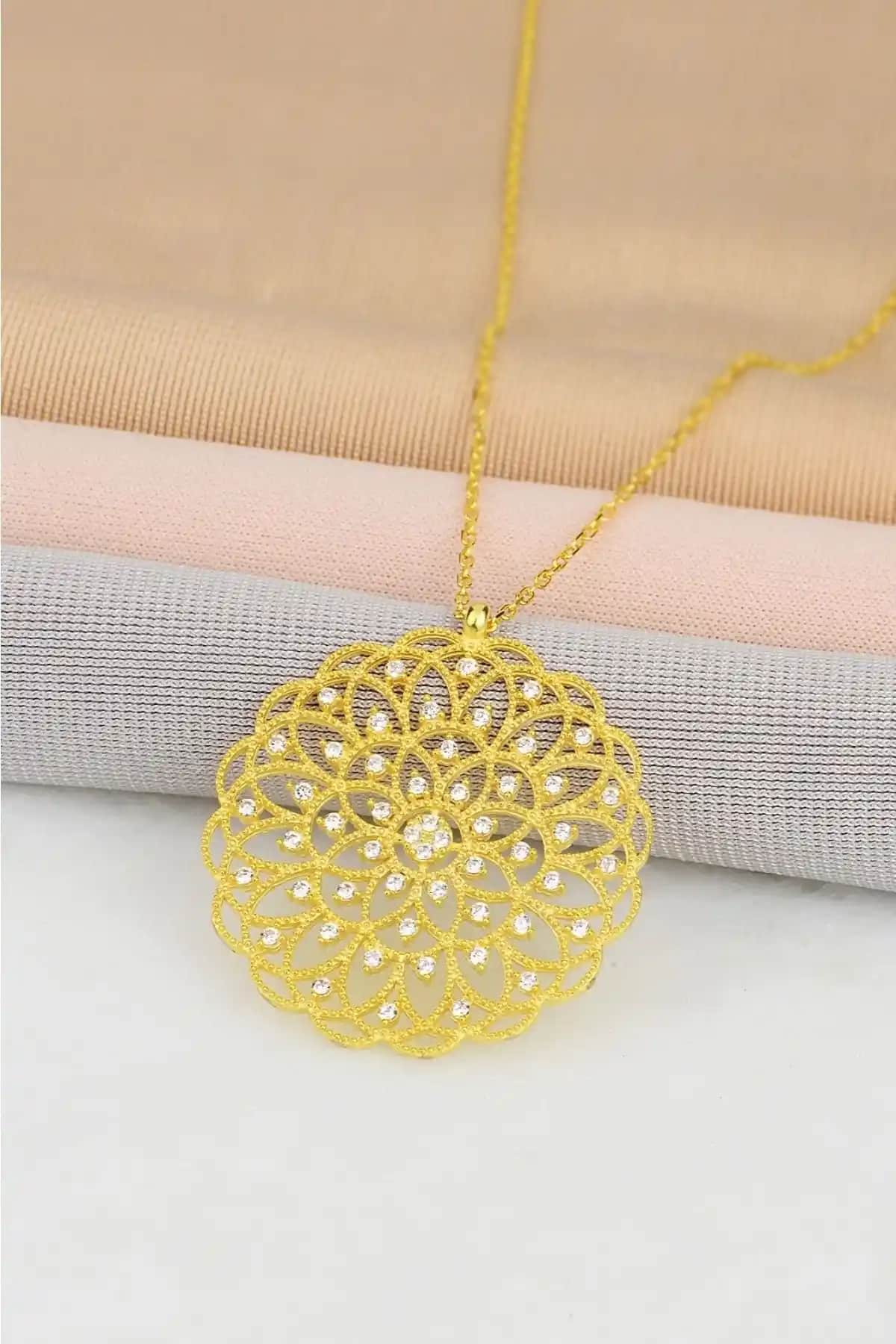 Bilsen Store 925 Ayar Gümüş Zincirli Beyaz Taşlı Yaşam Çiçeği Kolye