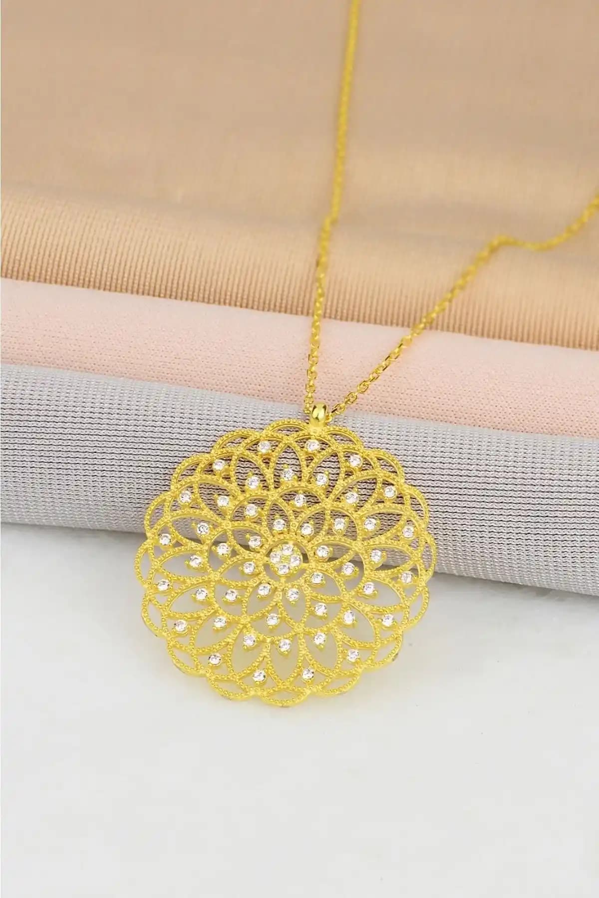 Bilsen Store 925 Ayar Gümüş Zincirli Beyaz Taşlı Yaşam Çiçeği Kolye