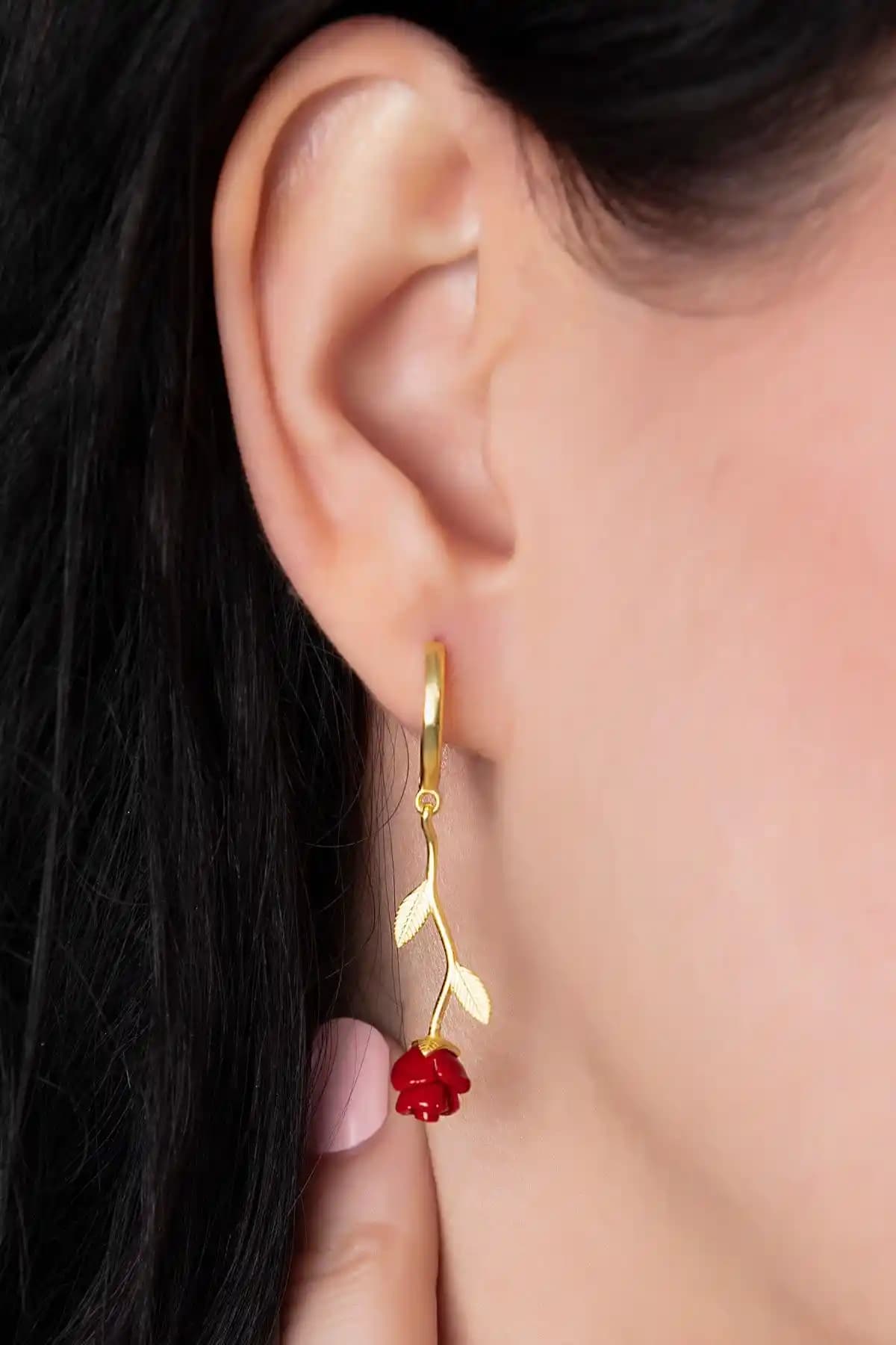 Bilsen Store Altın Kaplama Kırmızı Gül Model Küpe Zarif ve Çok Yönlü Takı Seçeneği