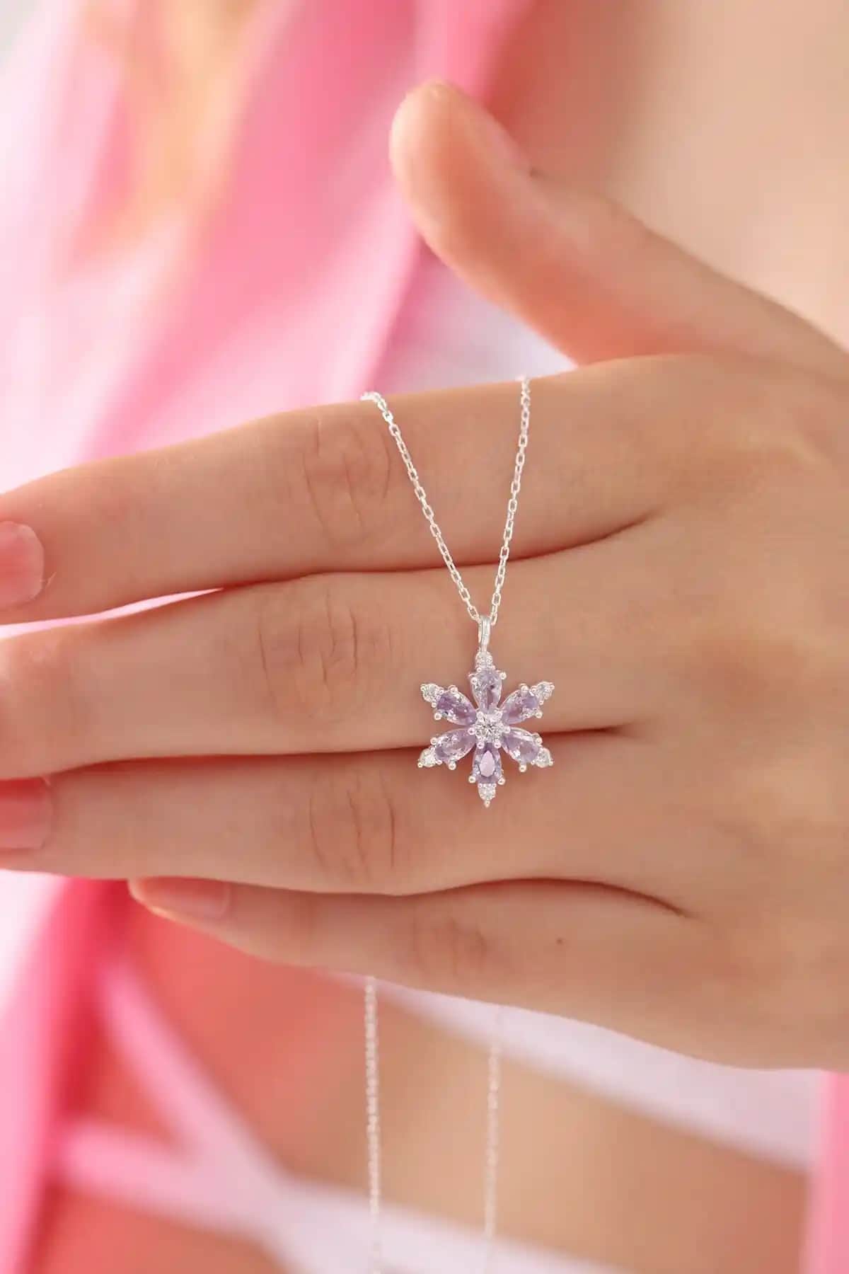 Bilsen Store ve Lucente Jewellery Mor Lotus Çiçeği Kolye Karşılaştırması