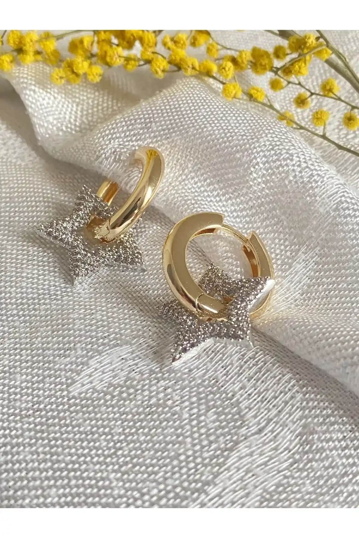 Çelik Gizar Aks Gold Halkada Zirkon Kaplı Yılz Küpe: Şıklık ve Dayanıklılık Bir Arada