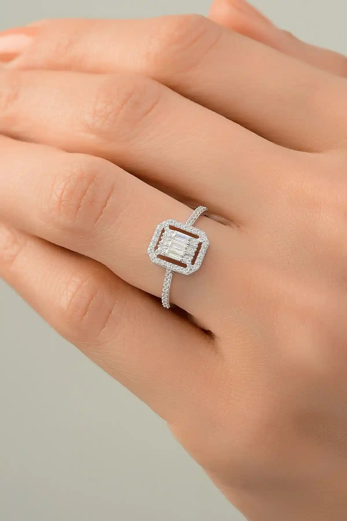 Çgk Çiğdem Gürel Kadın Baget Altın Yüzükleri Modern ve Şık Tasarımıyla Öne Çıkıyor