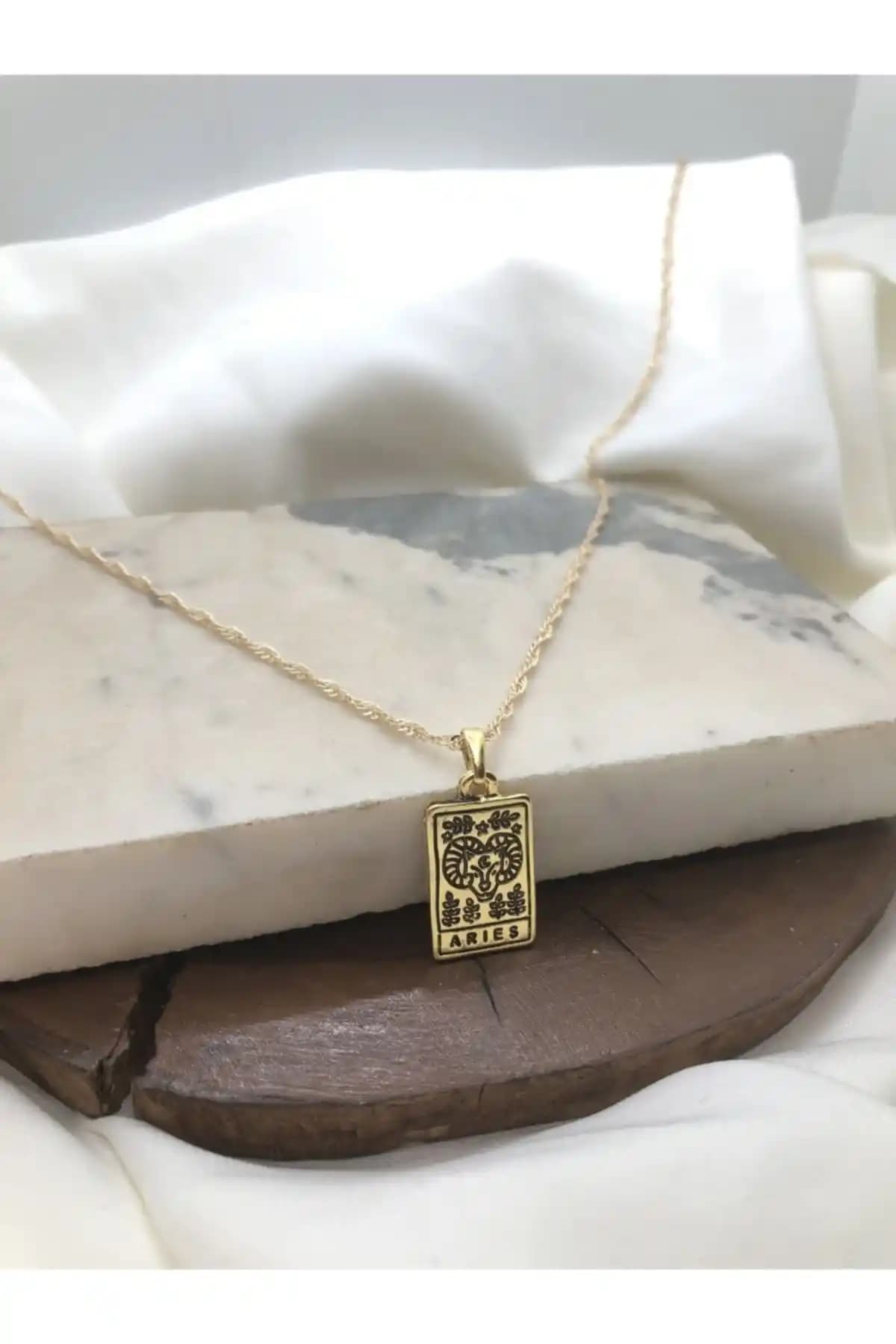 Claritas Kadın Altın Kaplama Dikdörtgen Koç Burcu Kolye Modern ve Şık Tasarım