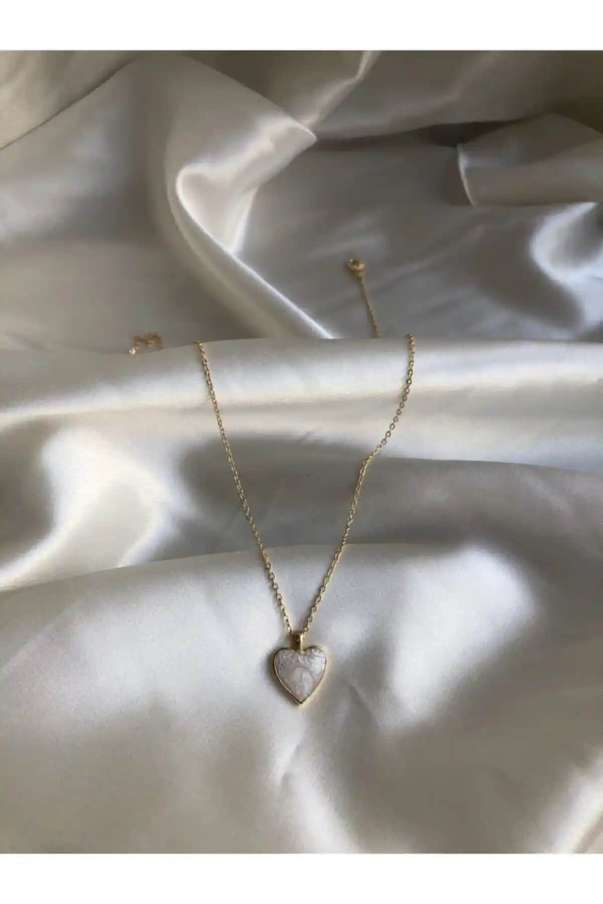 Claritas Kalp Şekilli Altın Kaplama Doğal Taşlı Kolye Şıklık ve Dayanıklılık Sunar