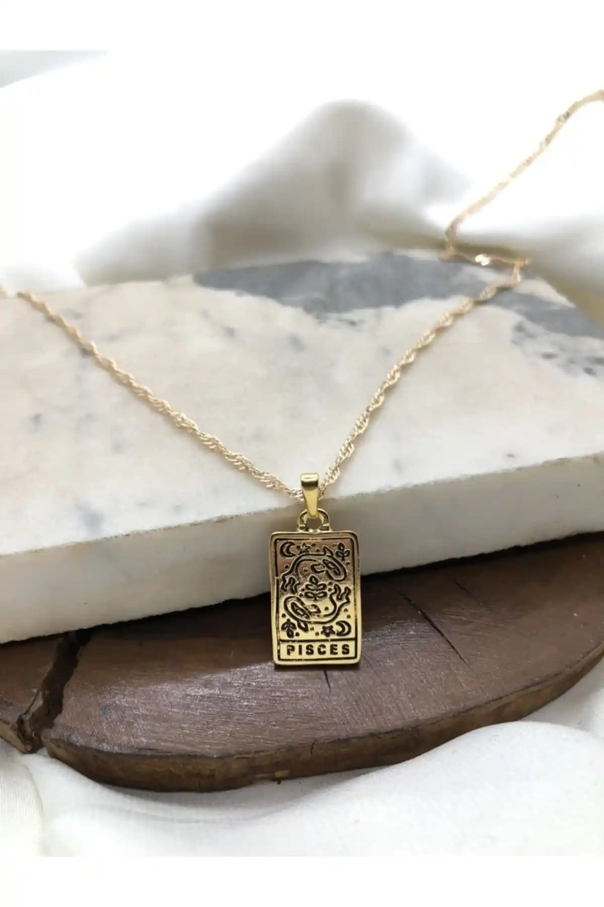 Claritas Takı Kadın Altın Kaplama Balık Burcu Dikdörtgen Kolye Şık ve Anlamlı Tasarım