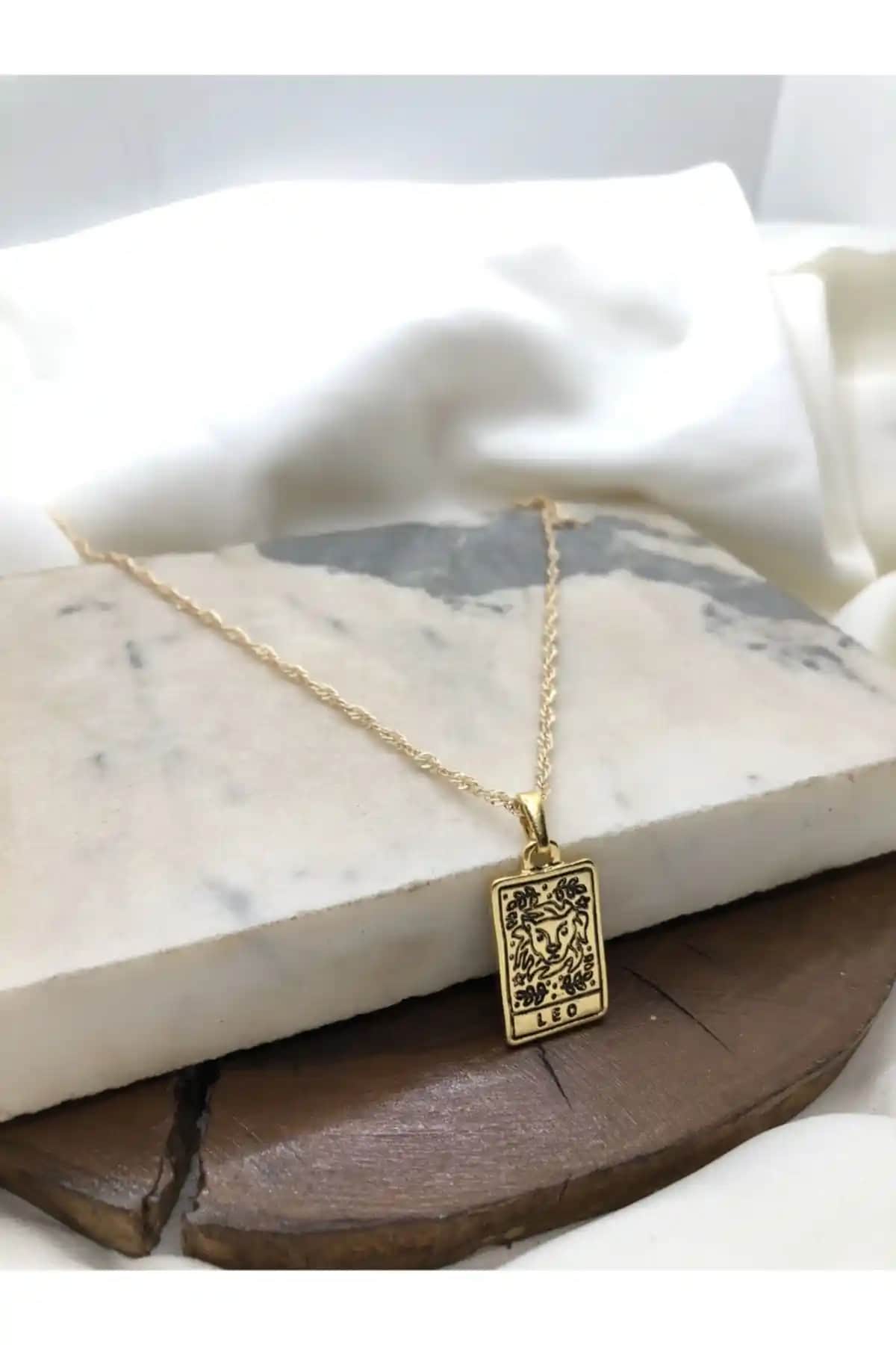 Claritas Takı Kadın Altın Kaplama Dikdörtgen Aslan Burcu Kolye Şık ve Modern Tasarım