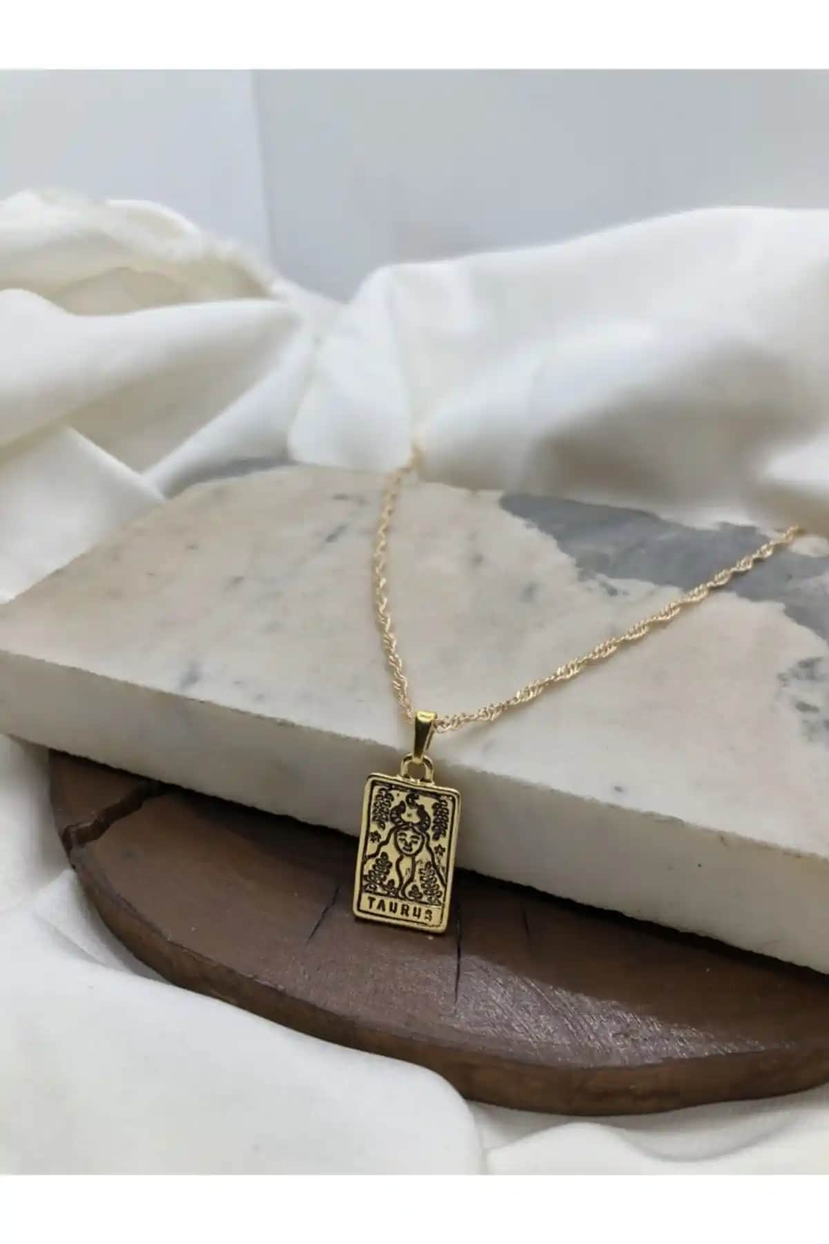Claritas Takı Kadın Altın Kaplama Dikdörtgen Boğa Burcu Kolye Göz Alıcı ve Dayanıklı Tasarım