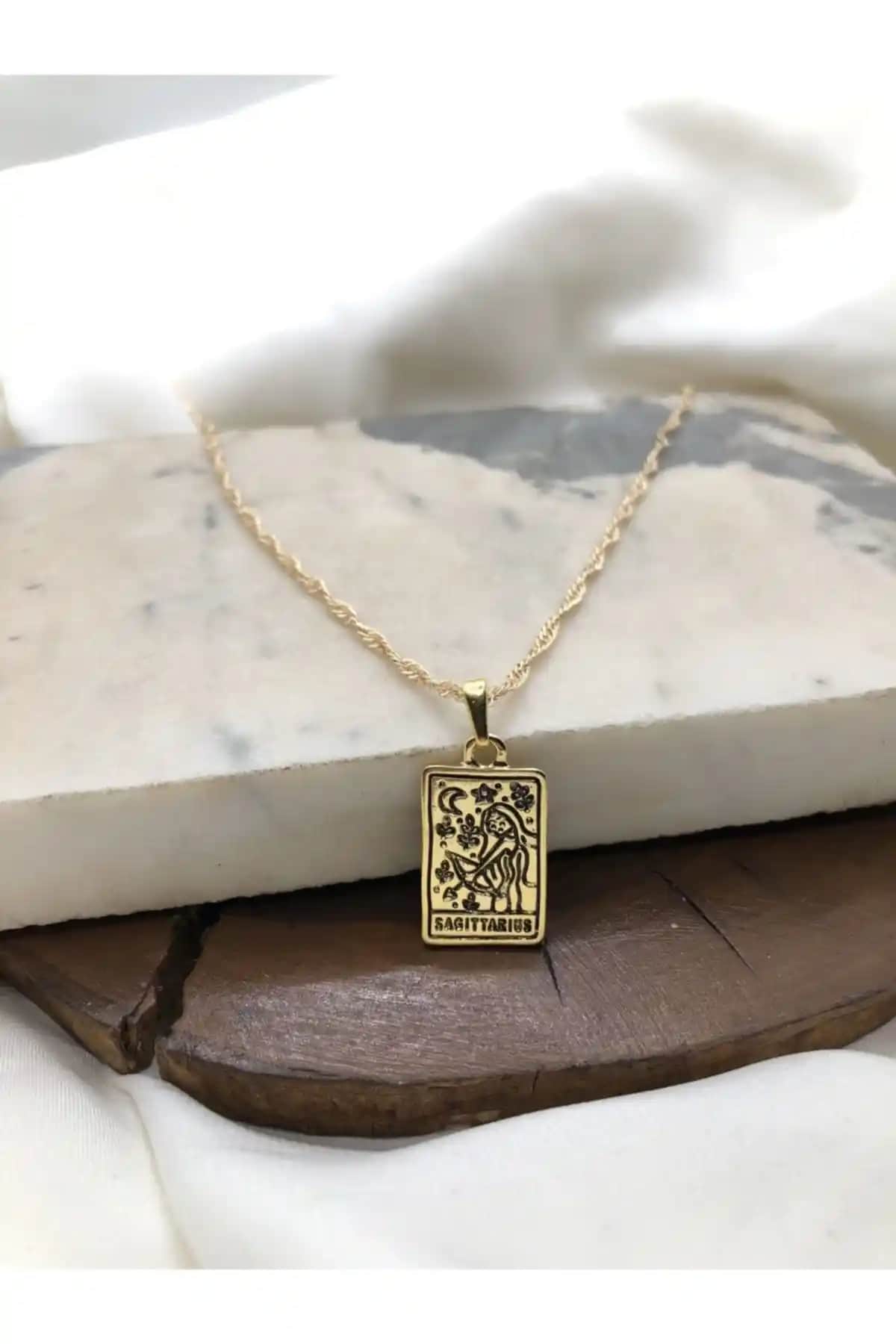 Claritas Takı Kadın Dikdörtgen Yay Burcu Kolye Astroloji Temalı Zarif Aksesuar
