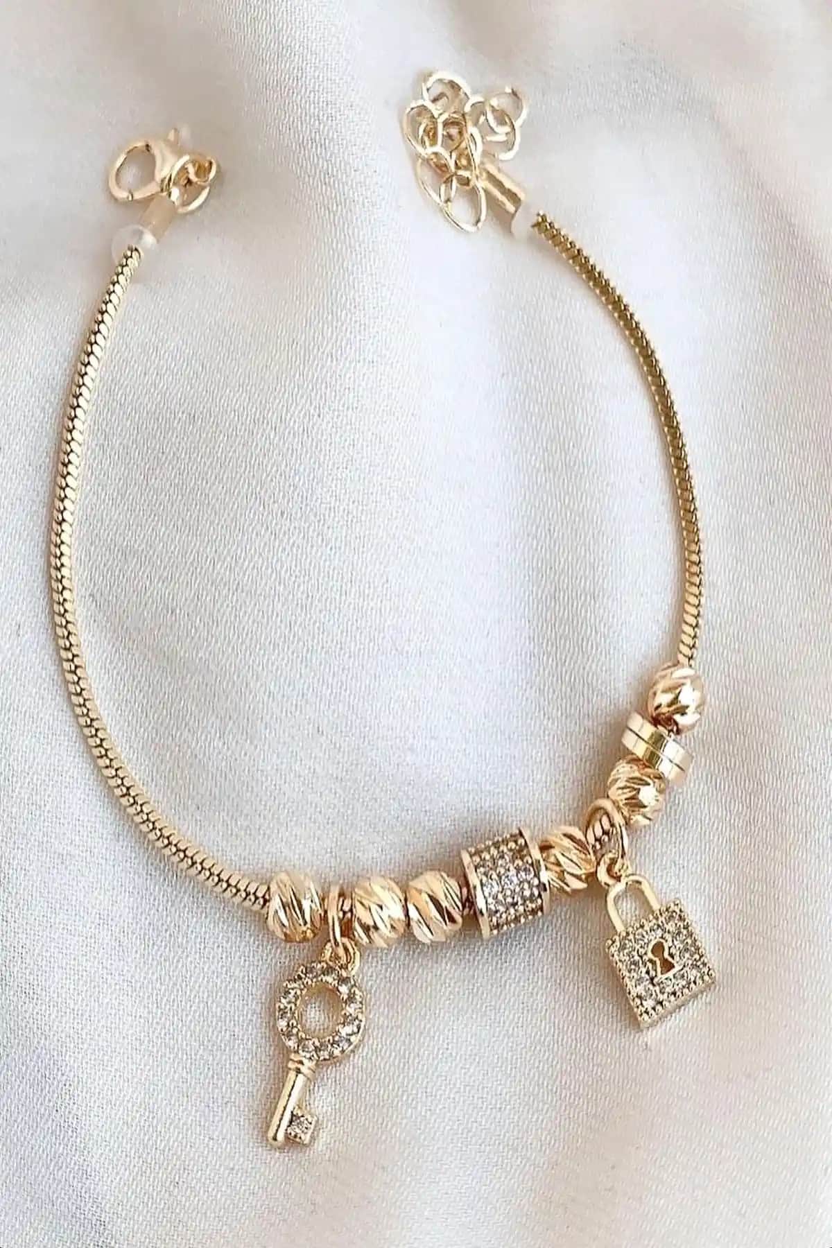 Demokan ve KBC Store Bileklik Karşılaştırması: Tasarım, Malzeme ve Kullanıcı Yorumları