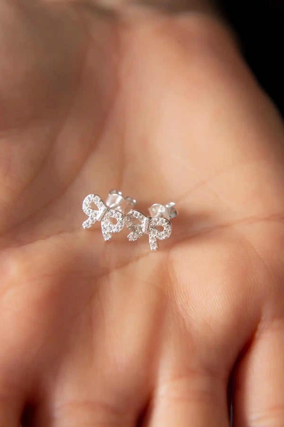 Elika Silver Kadın Fiyonk Model 925 Ayar Gümüş Küpe Zarif ve Modern Tasarım