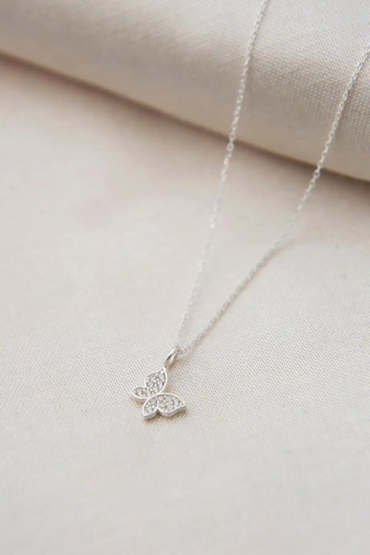 Elika Silver Kadın Kelebek Model Gümüş Kolye: Zarif ve Minimalist Tasarım