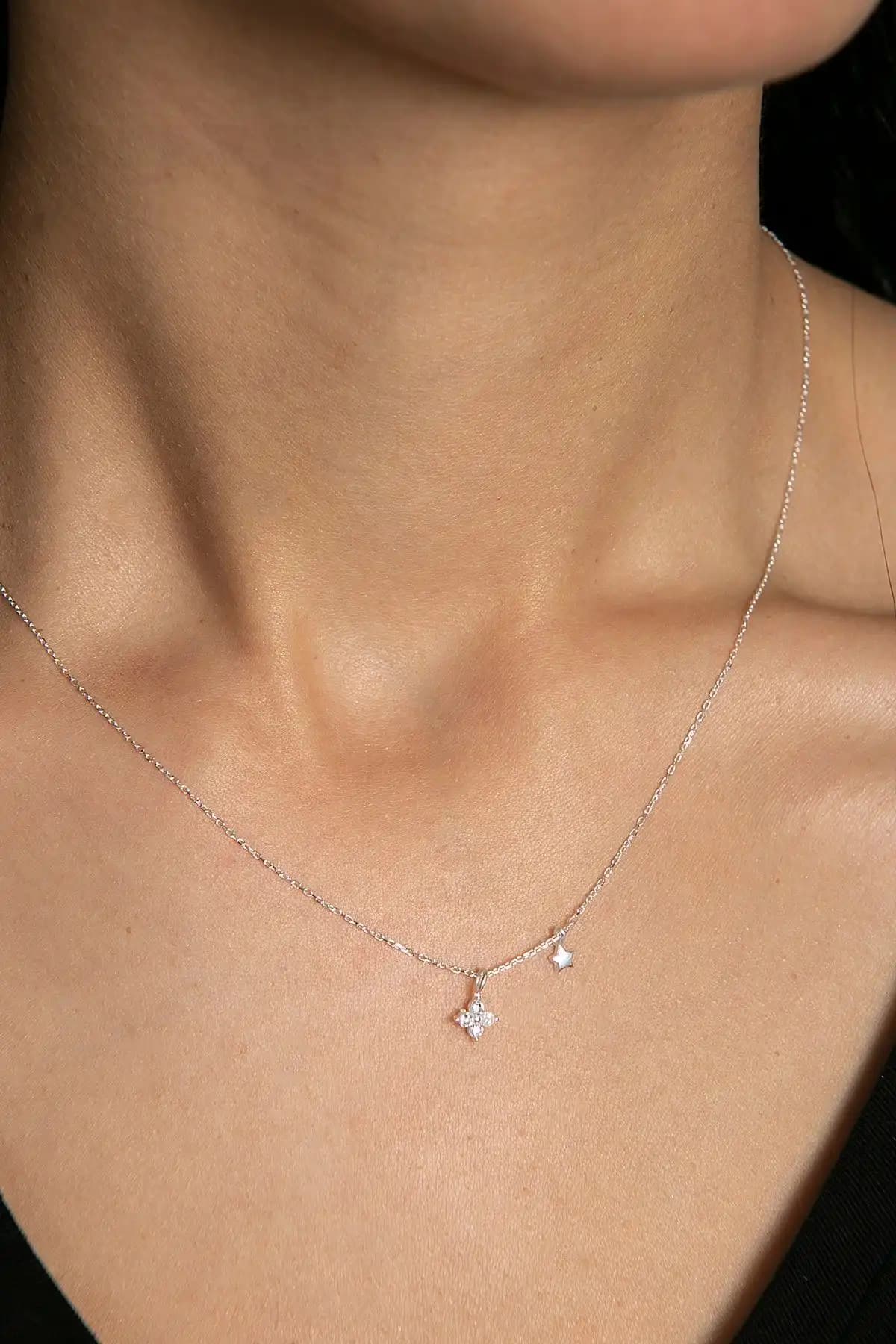 Elika Silver Kadın Kolye Karşılaştırması: Üç Boyutlu Harf ve Yıldız Detaylı Modeller 2