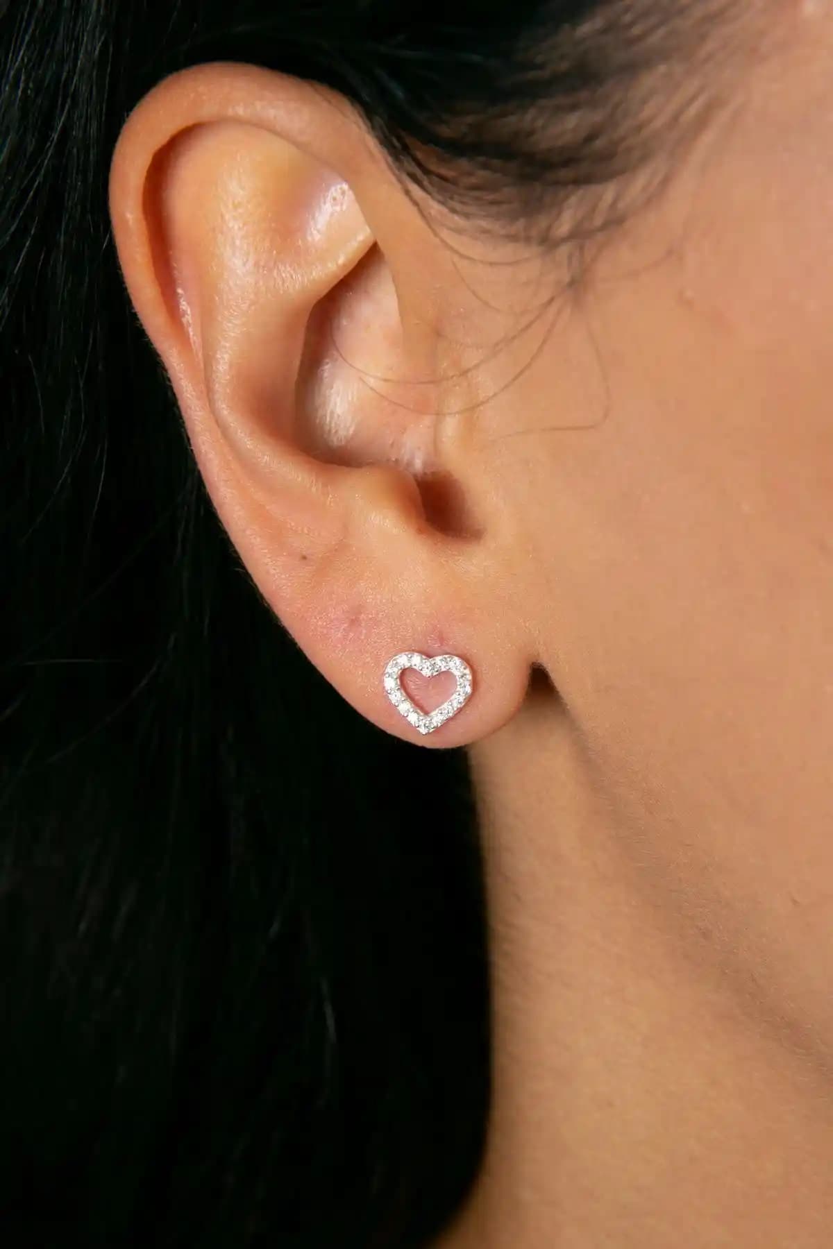 Elika Silver ve NEREZE Gümüş Küpe Karşılaştırması: Tasarım ve Özellikler